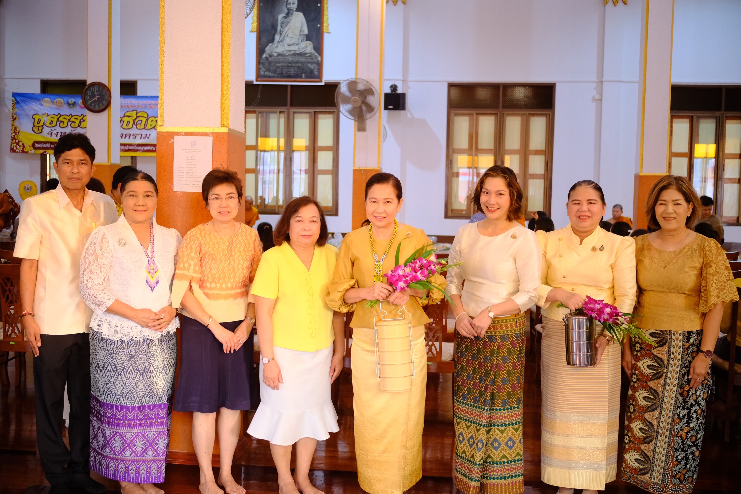 พช.สมุทรสงคราม ร่วมกิจกรรม “ชูธรรมนำชีวิต จังหวัดสมุทรสงคราม” ทำบุญตักบาตรวันธรรมสวนะ น้อมนำหลักธรรมมาใช้ในชีวิตประจำวัน
