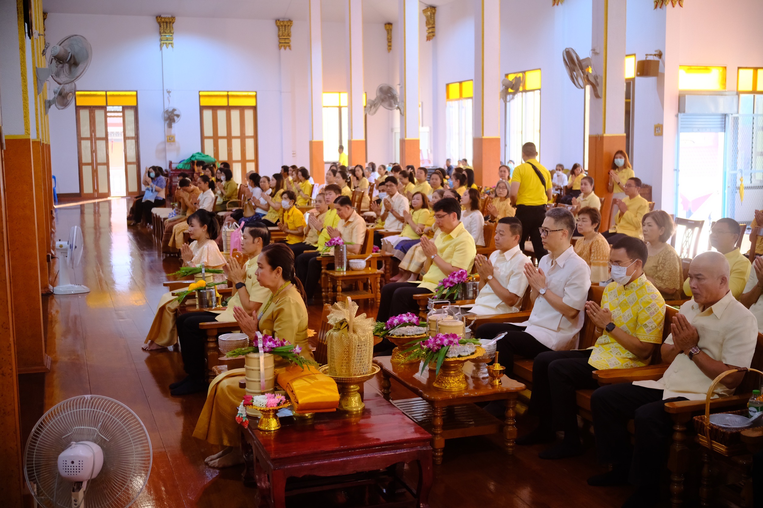 พช.สมุทรสงคราม ร่วมกิจกรรม “ชูธรรมนำชีวิต จังหวัดสมุทรสงคราม” ทำบุญตักบาตรวันธรรมสวนะ น้อมนำหลักธรรมมาใช้ในชีวิตประจำวัน