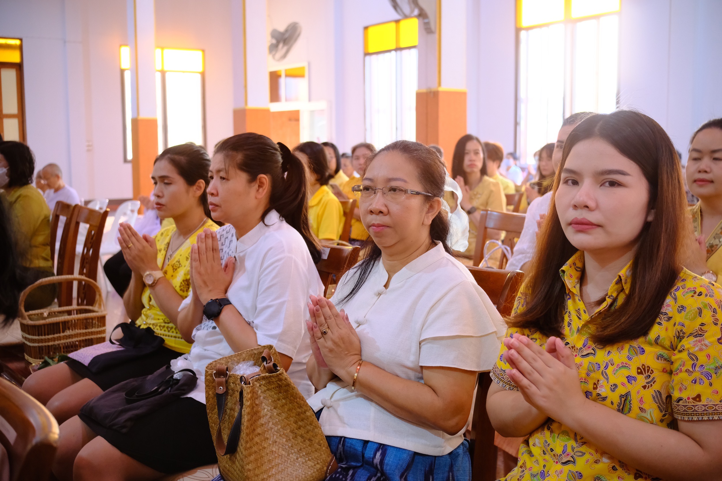 พช.สมุทรสงคราม ร่วมกิจกรรม “ชูธรรมนำชีวิต จังหวัดสมุทรสงคราม” ทำบุญตักบาตรวันธรรมสวนะ น้อมนำหลักธรรมมาใช้ในชีวิตประจำวัน