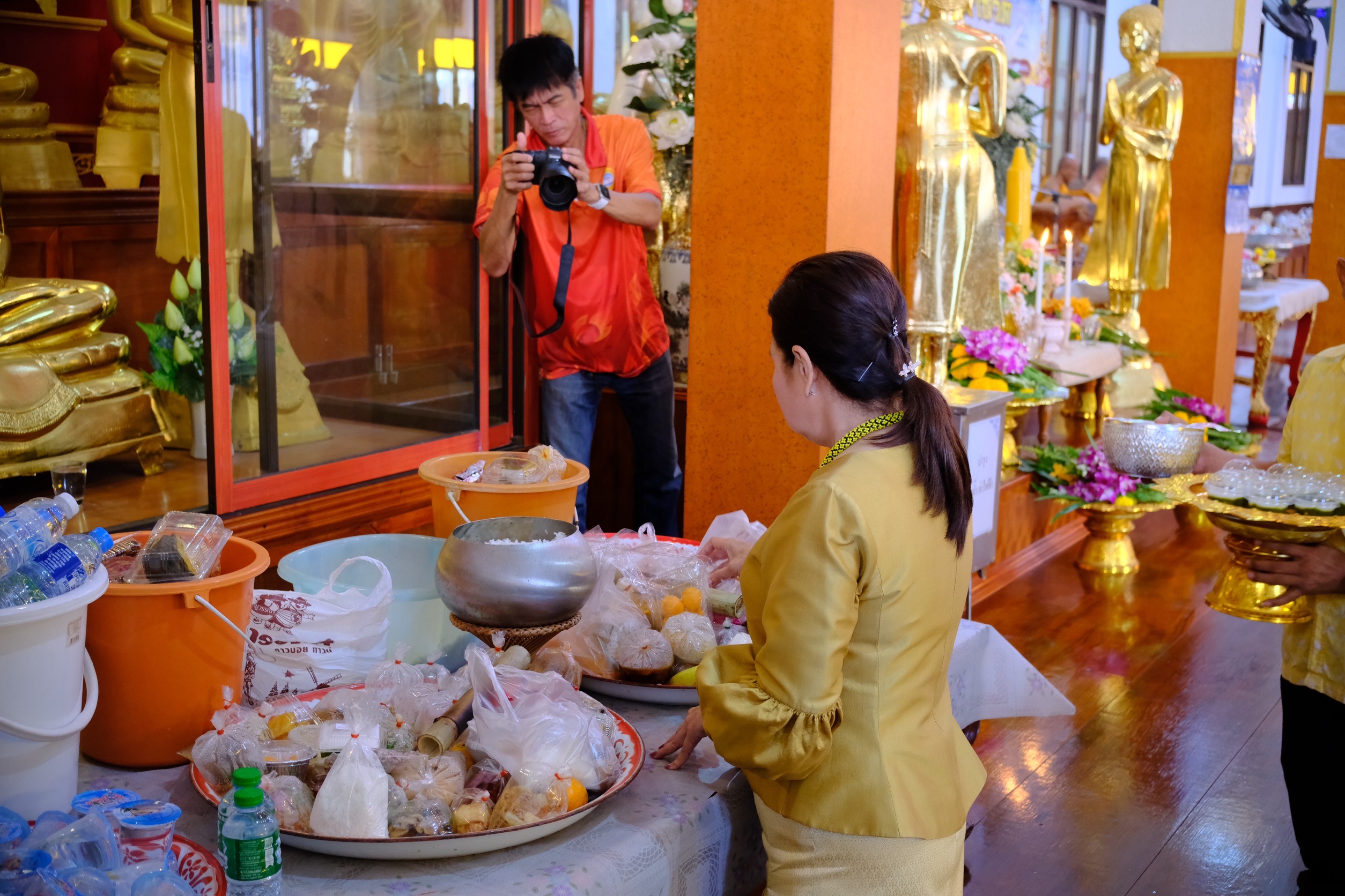 พช.สมุทรสงคราม ร่วมกิจกรรม “ชูธรรมนำชีวิต จังหวัดสมุทรสงคราม” ทำบุญตักบาตรวันธรรมสวนะ น้อมนำหลักธรรมมาใช้ในชีวิตประจำวัน