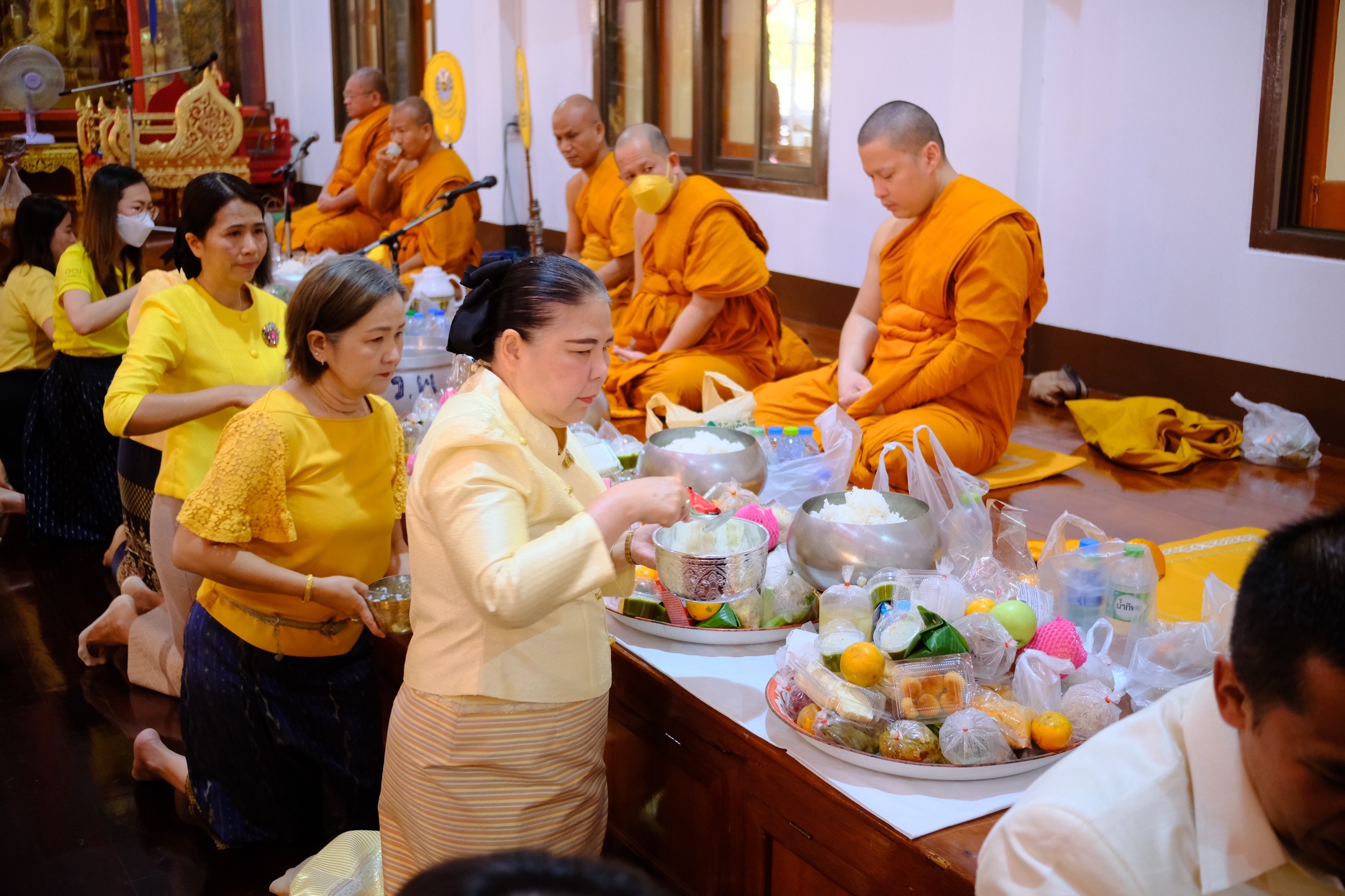 พช.สมุทรสงคราม ร่วมกิจกรรม “ชูธรรมนำชีวิต จังหวัดสมุทรสงคราม” ทำบุญตักบาตรวันธรรมสวนะ น้อมนำหลักธรรมมาใช้ในชีวิตประจำวัน