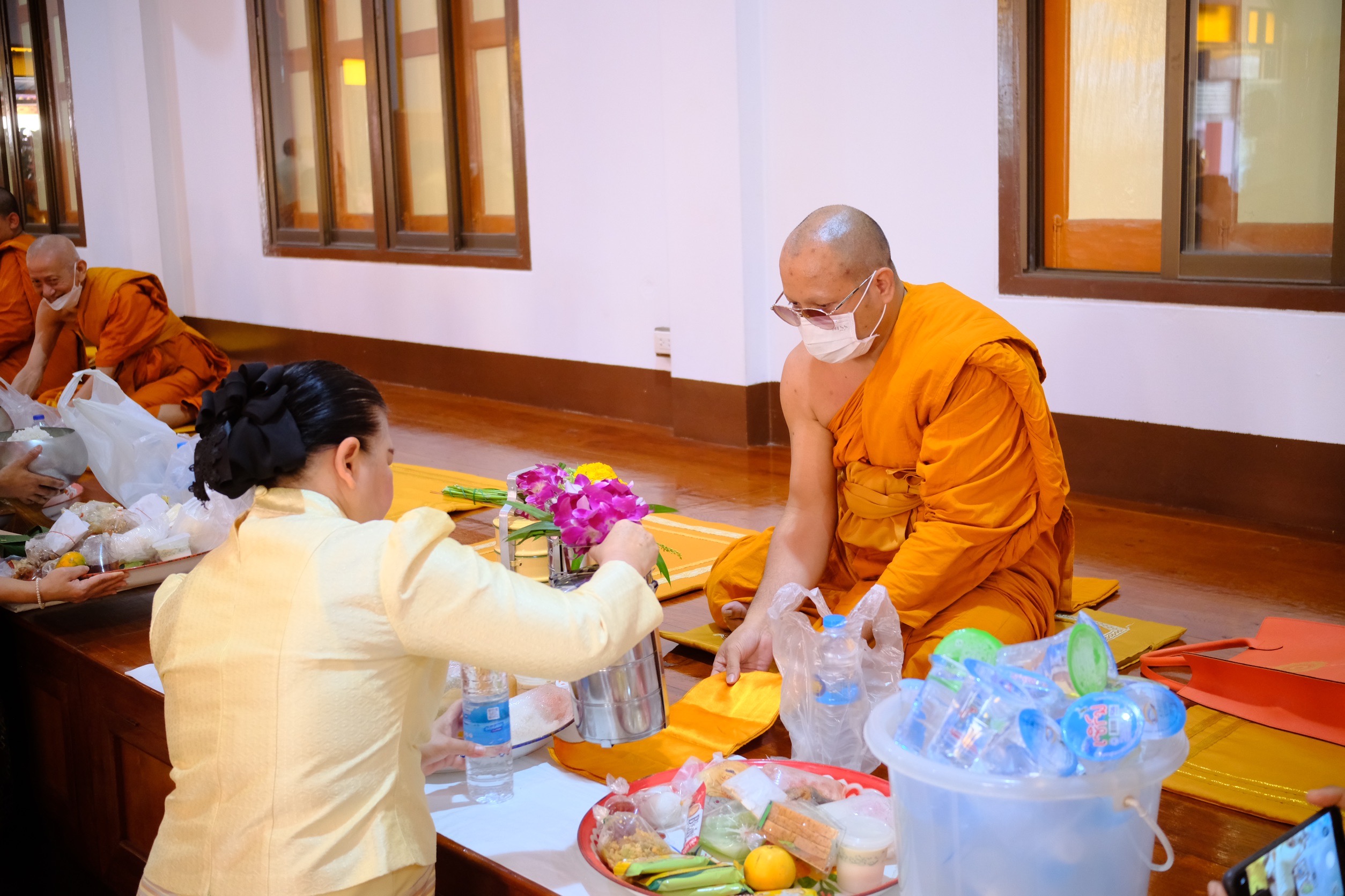 พช.สมุทรสงคราม ร่วมกิจกรรม “ชูธรรมนำชีวิต จังหวัดสมุทรสงคราม” ทำบุญตักบาตรวันธรรมสวนะ น้อมนำหลักธรรมมาใช้ในชีวิตประจำวัน
