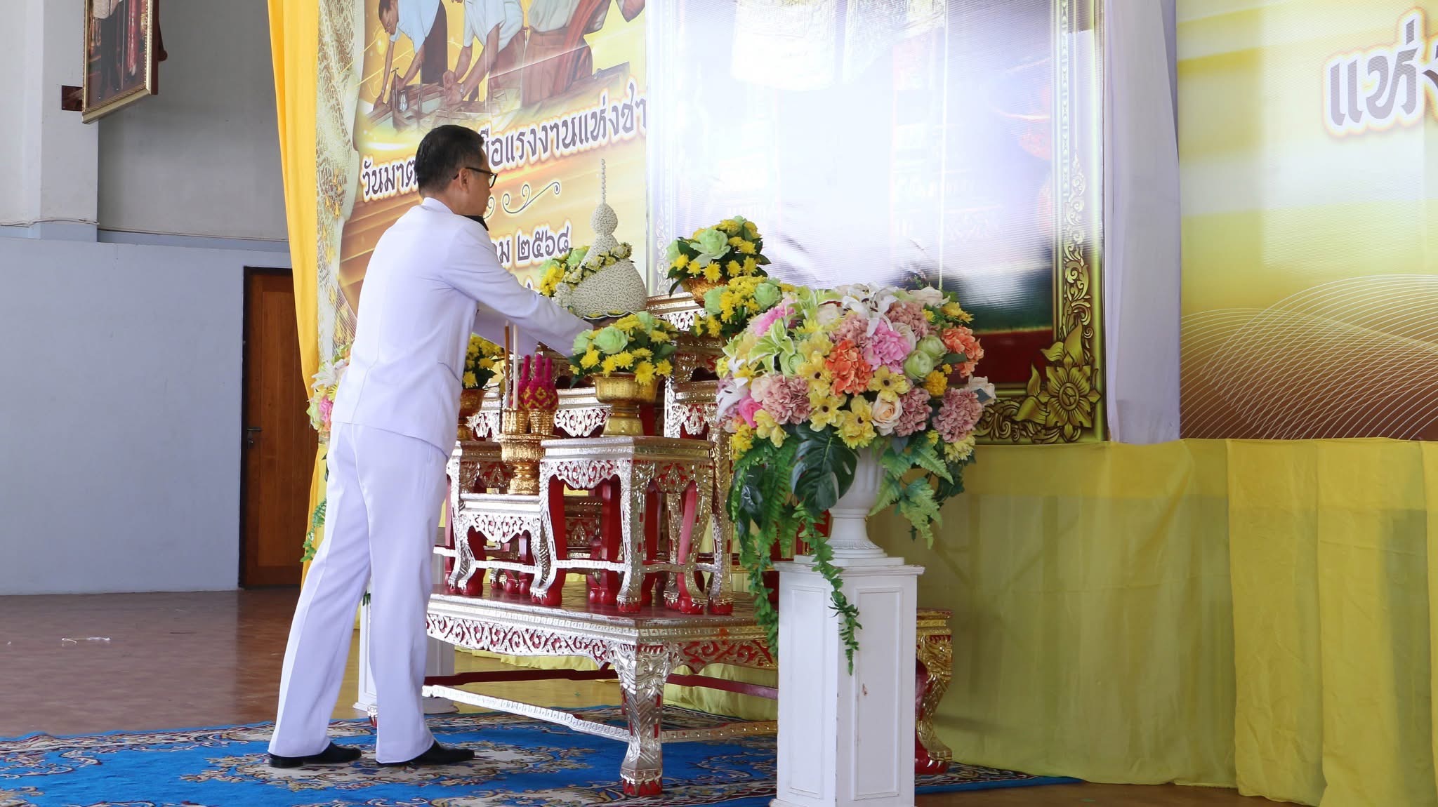 พช.สมุทรสงคราม ร่วมพิธีถวายราชสักการะพระบาทสมเด็จพระบรมชนกาธิเบศร มหาภูมิพลอดุลยเดชมหาราช บรมนาถบพิตร “พระบิดาแห่งมาตรฐานการช่างไทย”เนื่องในงานวันมาตรฐานฝีมือแรงงานแห่งชาติ ประจำปี พ.ศ. 2568