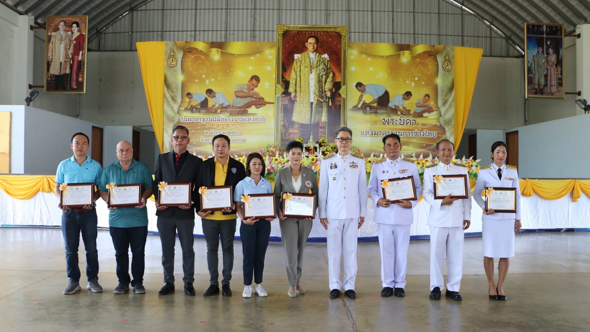 พช.สมุทรสงคราม ร่วมพิธีถวายราชสักการะพระบาทสมเด็จพระบรมชนกาธิเบศร มหาภูมิพลอดุลยเดชมหาราช บรมนาถบพิตร “พระบิดาแห่งมาตรฐานการช่างไทย”เนื่องในงานวันมาตรฐานฝีมือแรงงานแห่งชาติ ประจำปี พ.ศ. 2568