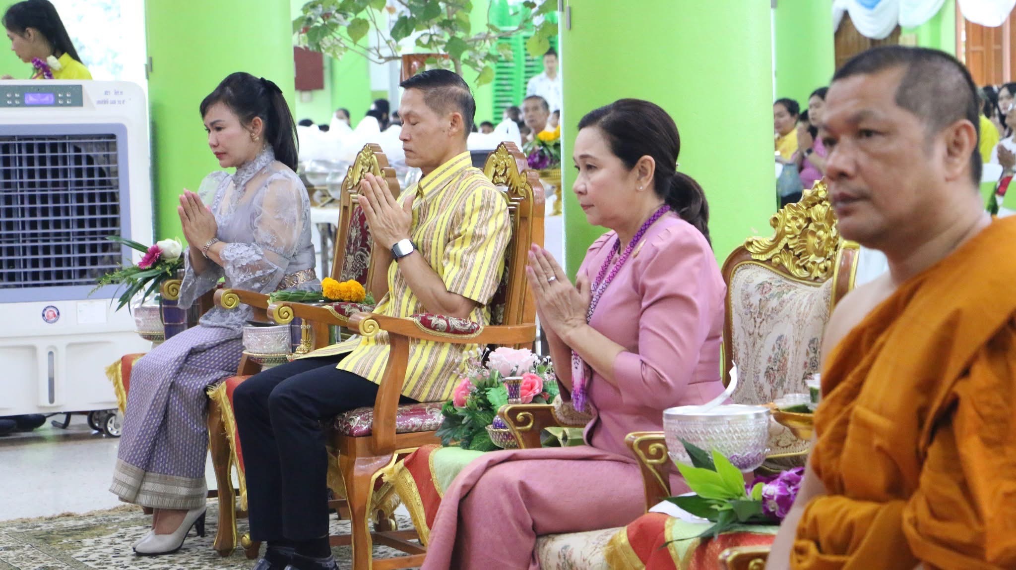 พช.สมุทรสงคราม ร่วมกิจกรรม “ชูธรรมนำชีวิต จังหวัดสมุทรสงคราม” ทำบุญตักบาตรวันธรรมสวนะ น้อมนำหลักธรรมมาใช้ในชีวิตประจำวัน