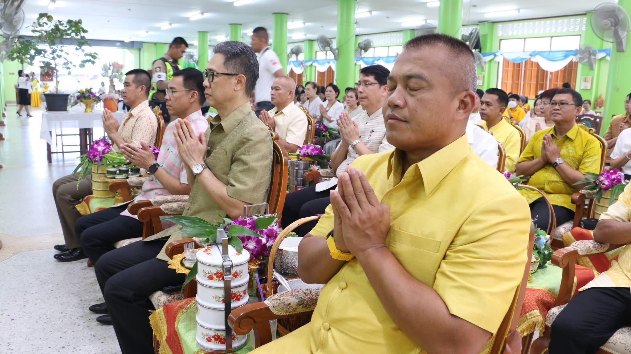 พช.สมุทรสงคราม ร่วมกิจกรรม “ชูธรรมนำชีวิต จังหวัดสมุทรสงคราม” ทำบุญตักบาตรวันธรรมสวนะ น้อมนำหลักธรรมมาใช้ในชีวิตประจำวัน