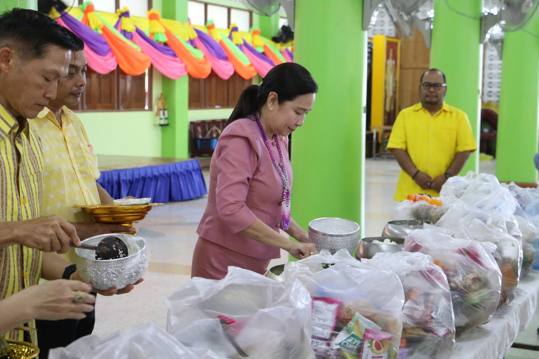 พช.สมุทรสงคราม ร่วมกิจกรรม “ชูธรรมนำชีวิต จังหวัดสมุทรสงคราม” ทำบุญตักบาตรวันธรรมสวนะ น้อมนำหลักธรรมมาใช้ในชีวิตประจำวัน