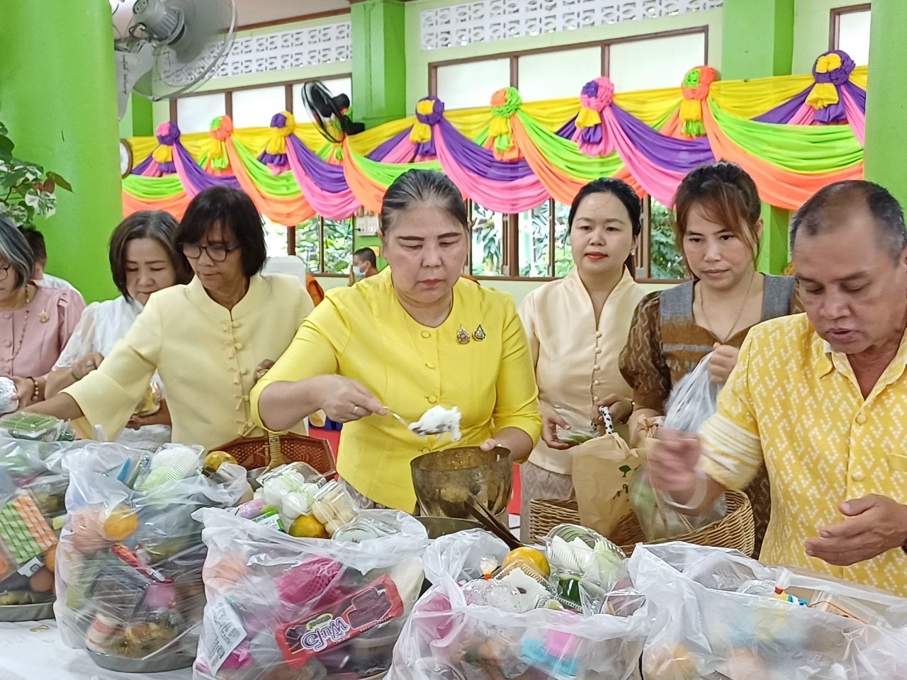 พช.สมุทรสงคราม ร่วมกิจกรรม “ชูธรรมนำชีวิต จังหวัดสมุทรสงคราม” ทำบุญตักบาตรวันธรรมสวนะ น้อมนำหลักธรรมมาใช้ในชีวิตประจำวัน