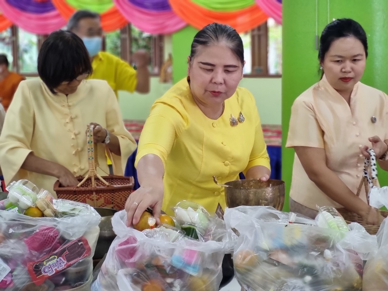 พช.สมุทรสงคราม ร่วมกิจกรรม “ชูธรรมนำชีวิต จังหวัดสมุทรสงคราม” ทำบุญตักบาตรวันธรรมสวนะ น้อมนำหลักธรรมมาใช้ในชีวิตประจำวัน