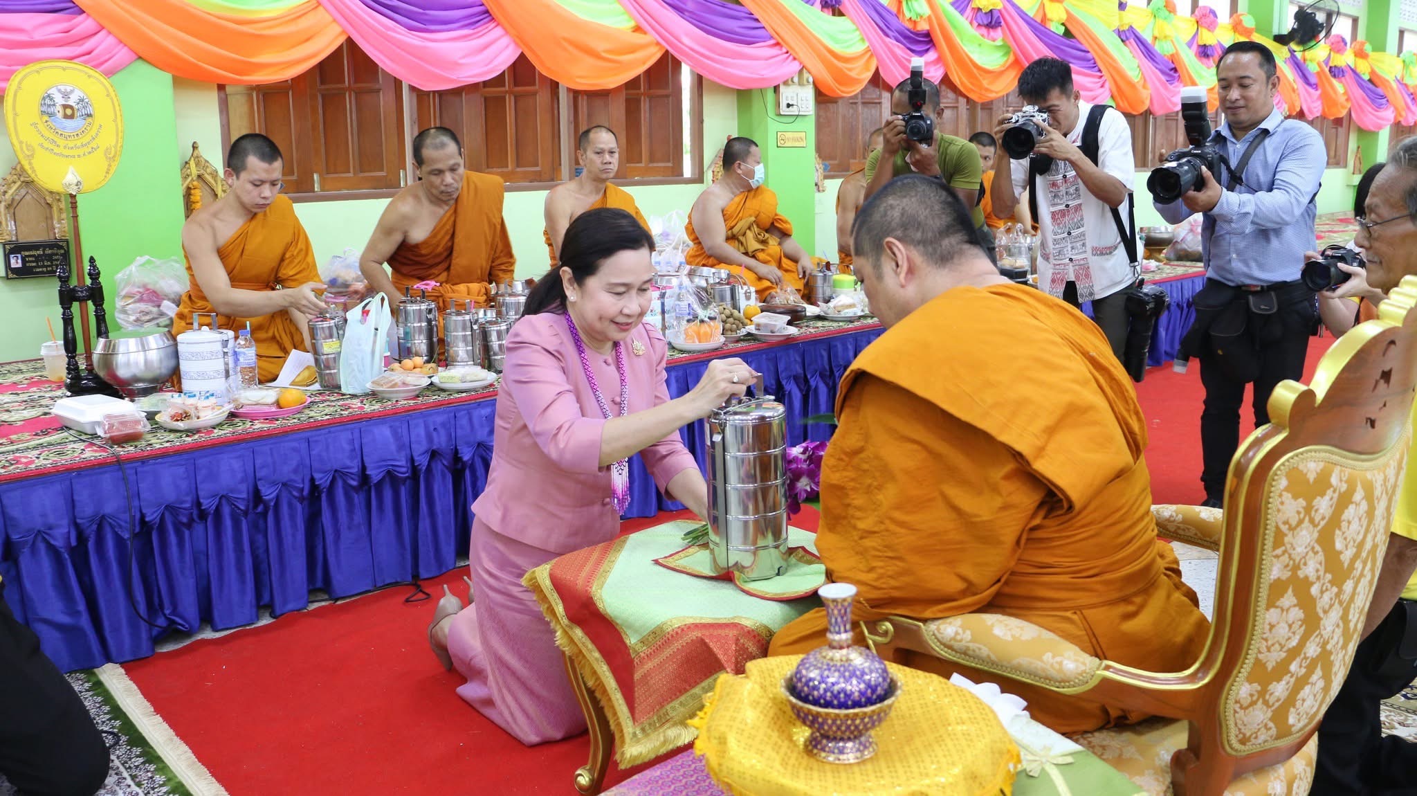 พช.สมุทรสงคราม ร่วมกิจกรรม “ชูธรรมนำชีวิต จังหวัดสมุทรสงคราม” ทำบุญตักบาตรวันธรรมสวนะ น้อมนำหลักธรรมมาใช้ในชีวิตประจำวัน