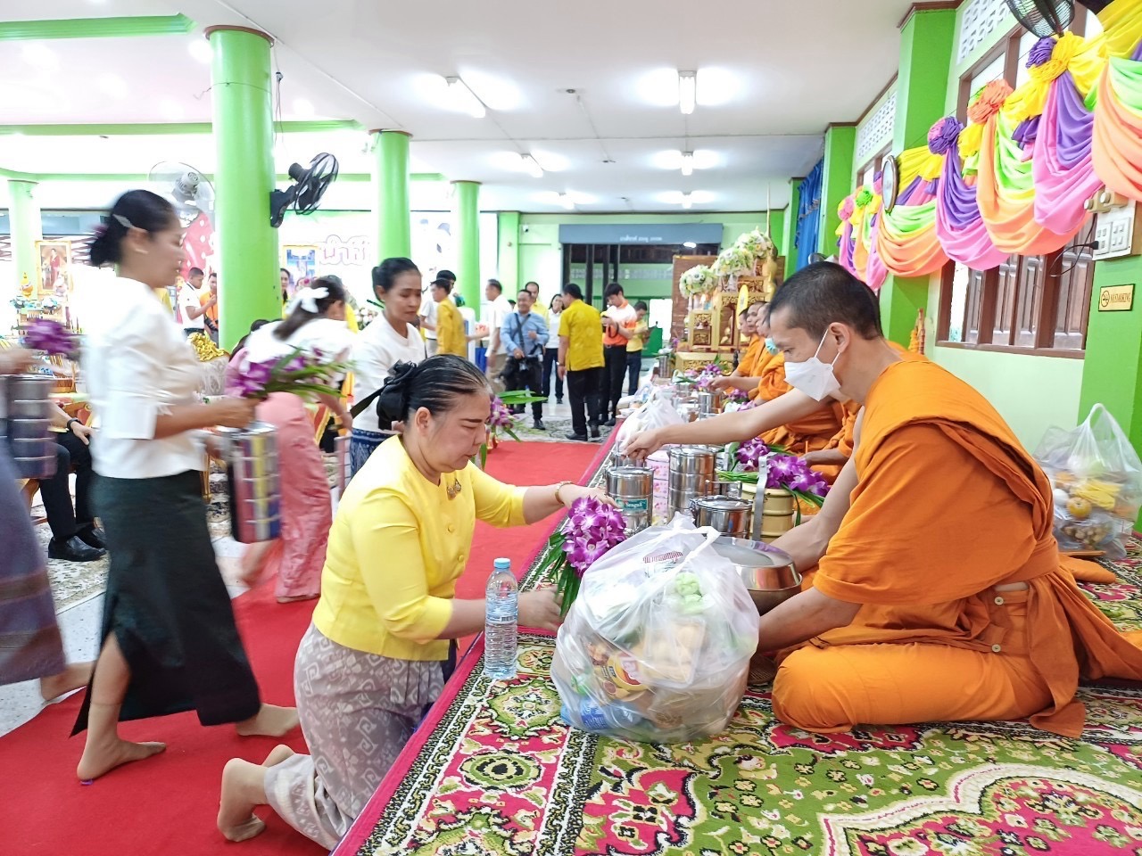 พช.สมุทรสงคราม ร่วมกิจกรรม “ชูธรรมนำชีวิต จังหวัดสมุทรสงคราม” ทำบุญตักบาตรวันธรรมสวนะ น้อมนำหลักธรรมมาใช้ในชีวิตประจำวัน