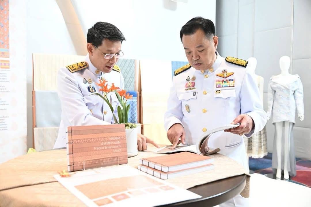 จังหวัดสมุทรสงคราม รับมอบแบบลายผ้าพระราชทาน “ผ้าลายสิริราชพัสตราภรณ์” สืบสานภูมิปัญญาไทย ยกระดับงานหัตถศิลป์สู่มาตรฐานสากล