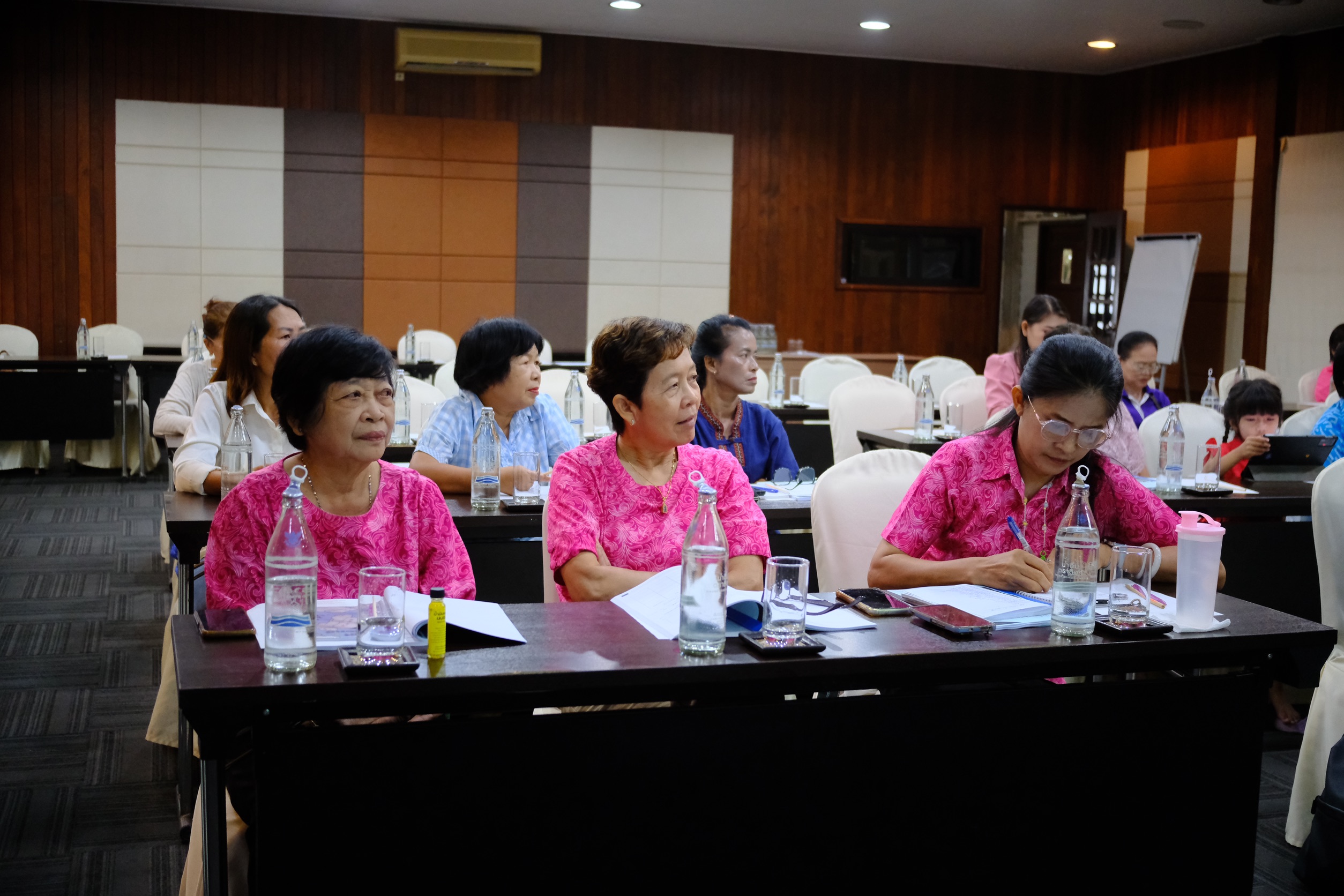 พช.สมุทรสงคราม ดำเนินโครงการเพิ่มประสิทธิภาพการปฏิบัติงานกองทุนพัฒนาบทบาทสตรีแก่กลไกการขับเคลื่อนกองทุนพัฒนาบทบาทสตรี กิจกรรมที่ 2 เพิ่มประสิทธิภาพการปฏิบัติงานกองทุนพัฒนาบทบาทสตรีแก่กลไกการขับเคลื่อนกองทุนพัฒนาบทบาทสตรีระดับจังหวัด