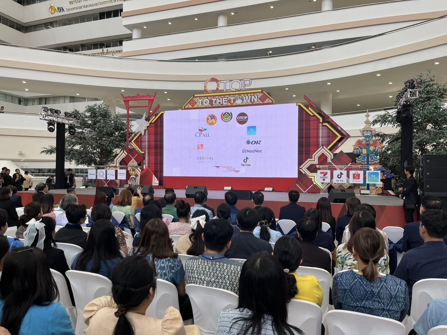 พช.สมุทรสงคราม ร่วมพิธีลงนามบันทึกข้อตกลงความร่วมมือพลิกโฉม OTOP ไทยสู่โลกออนไลน์ และ Modern Trade ระหว่างกรมการพัฒนาชุมชน กระทรวงมหาดไทย และหน่วยงานภาคี