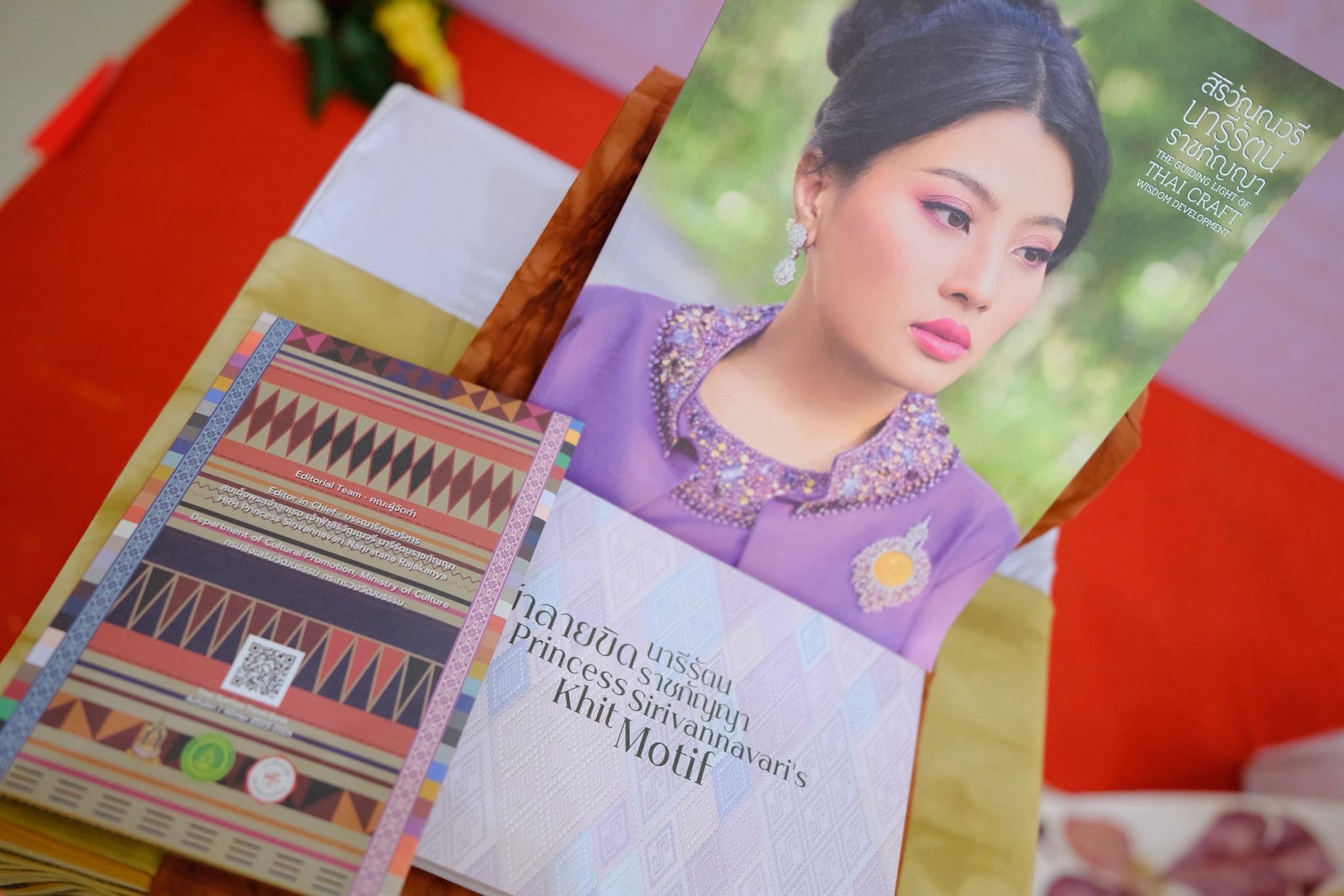จังหวัดสมุทรสงคราม จัดพิธีมอบแบบลายผ้าพระราชทาน “ผ้าลายสิริราชพัสตราภรณ์”
