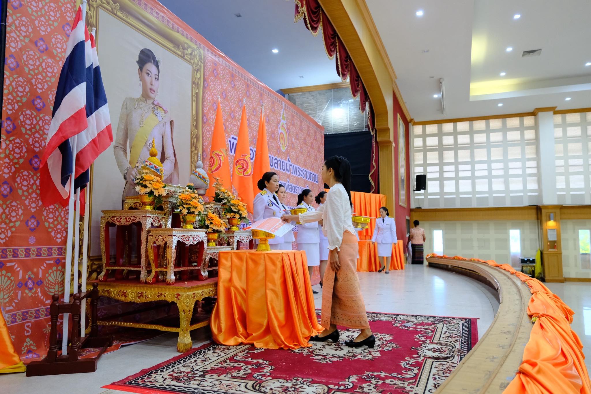 จังหวัดสมุทรสงคราม จัดพิธีมอบแบบลายผ้าพระราชทาน “ผ้าลายสิริราชพัสตราภรณ์”