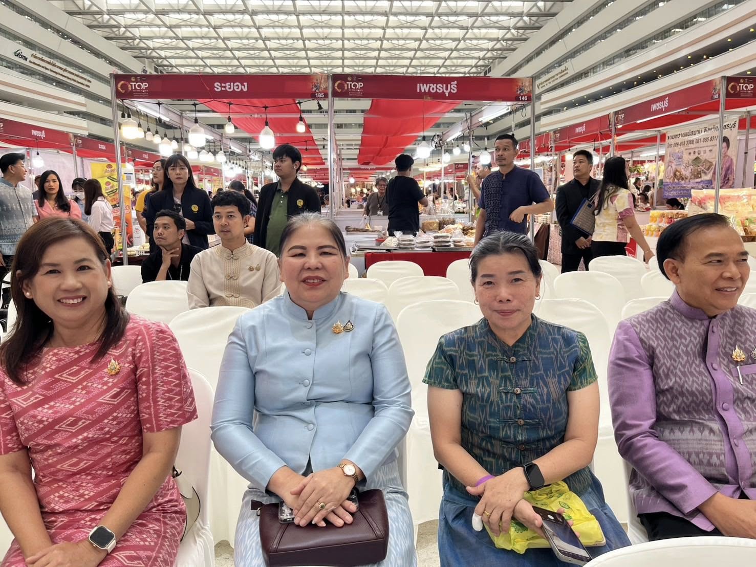 พช.สมุทรสงคราม ร่วมพิธีลงนามบันทึกข้อตกลงความร่วมมือพลิกโฉม OTOP ไทยสู่โลกออนไลน์ และ Modern Trade ระหว่างกรมการพัฒนาชุมชน กระทรวงมหาดไทย และหน่วยงานภาคี