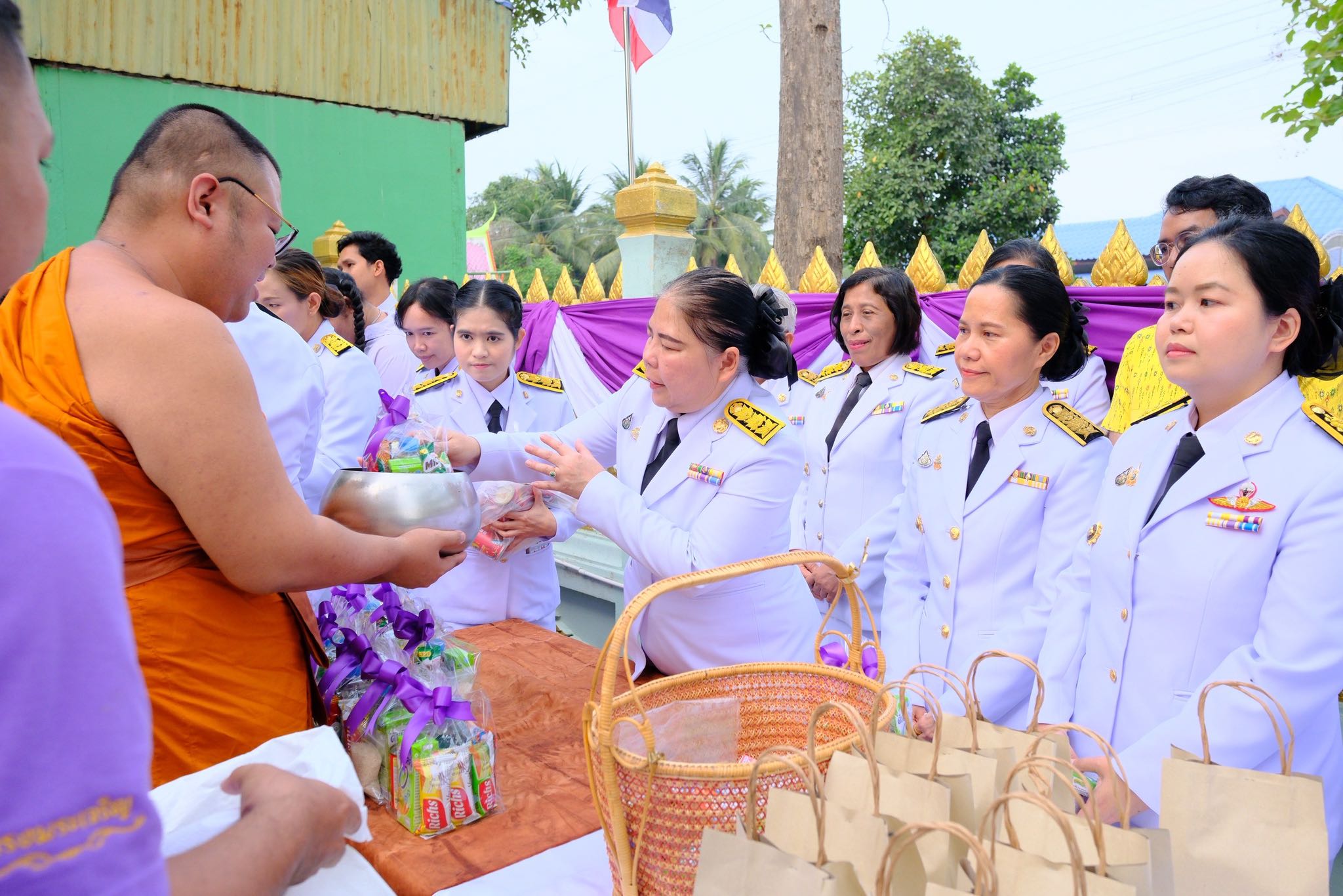 พช.สมุทรสงคราม ร่วมพิธีเจริญพระพุทธมนต์และพิธีทำบุญตักบาตรเฉลิมพระเกียรติสมเด็จพระกนิษฐาธิราชเจ้า กรมสมเด็จพระเทพรัตนราชสุดาฯ สยามบรมราชกุมารี เนื่องในวันคล้ายวันพระราชสมภพ 2 เมษายน