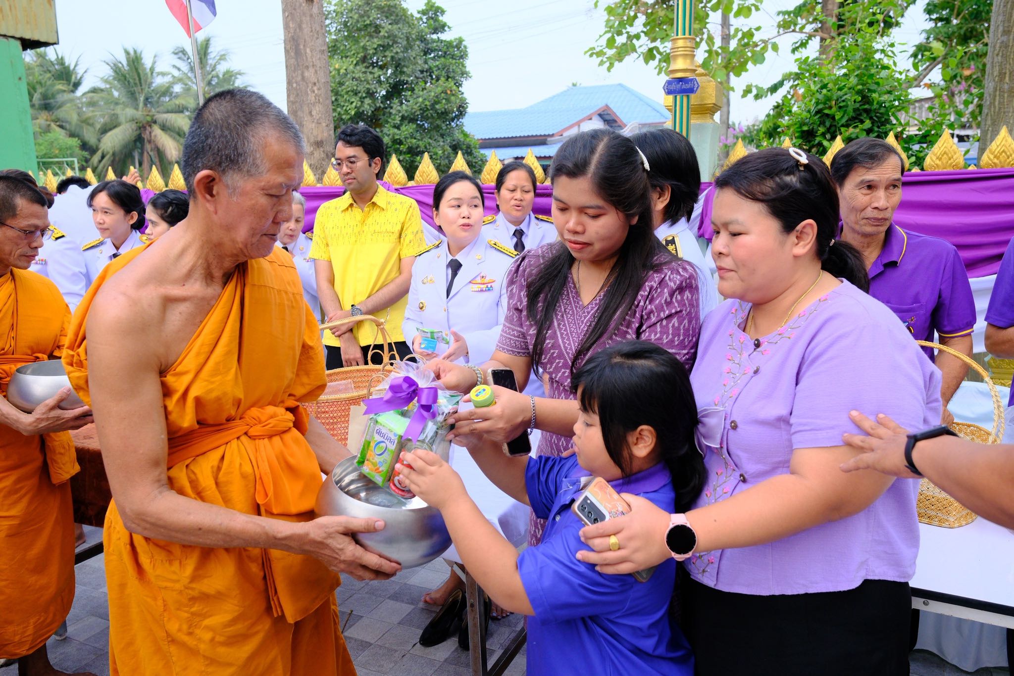 พช.สมุทรสงคราม ร่วมพิธีเจริญพระพุทธมนต์และพิธีทำบุญตักบาตรเฉลิมพระเกียรติสมเด็จพระกนิษฐาธิราชเจ้า กรมสมเด็จพระเทพรัตนราชสุดาฯ สยามบรมราชกุมารี เนื่องในวันคล้ายวันพระราชสมภพ 2 เมษายน