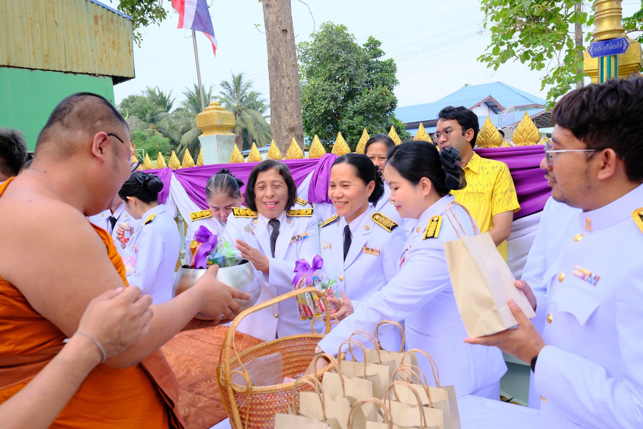 พช.สมุทรสงคราม ร่วมพิธีเจริญพระพุทธมนต์และพิธีทำบุญตักบาตรเฉลิมพระเกียรติสมเด็จพระกนิษฐาธิราชเจ้า กรมสมเด็จพระเทพรัตนราชสุดาฯ สยามบรมราชกุมารี เนื่องในวันคล้ายวันพระราชสมภพ 2 เมษายน