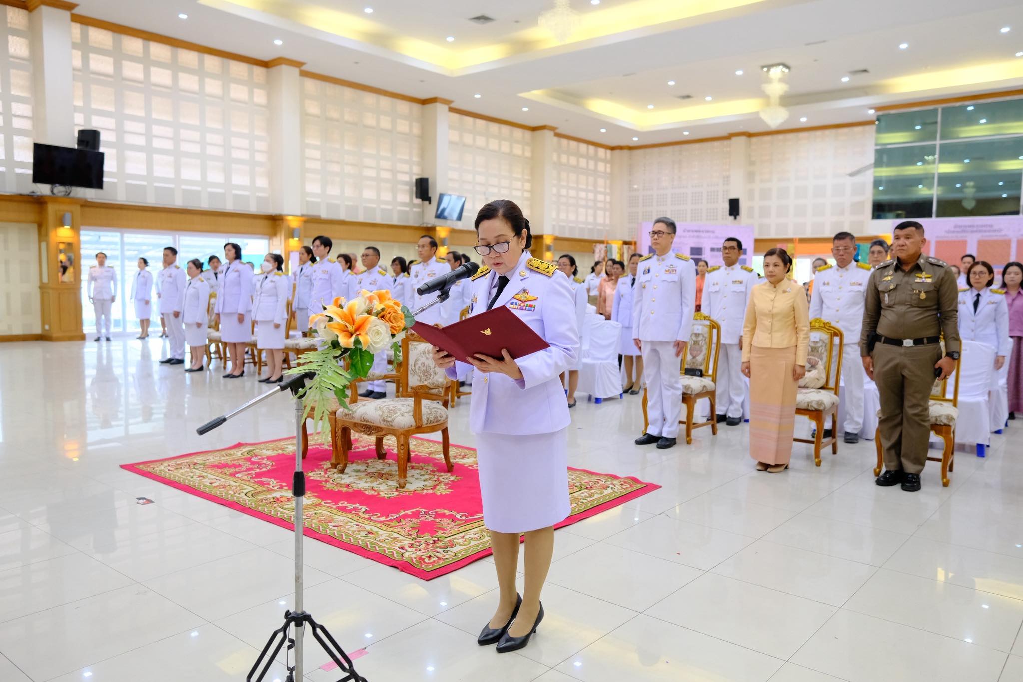 จังหวัดสมุทรสงคราม จัดพิธีมอบแบบลายผ้าพระราชทาน “ผ้าลายสิริราชพัสตราภรณ์”