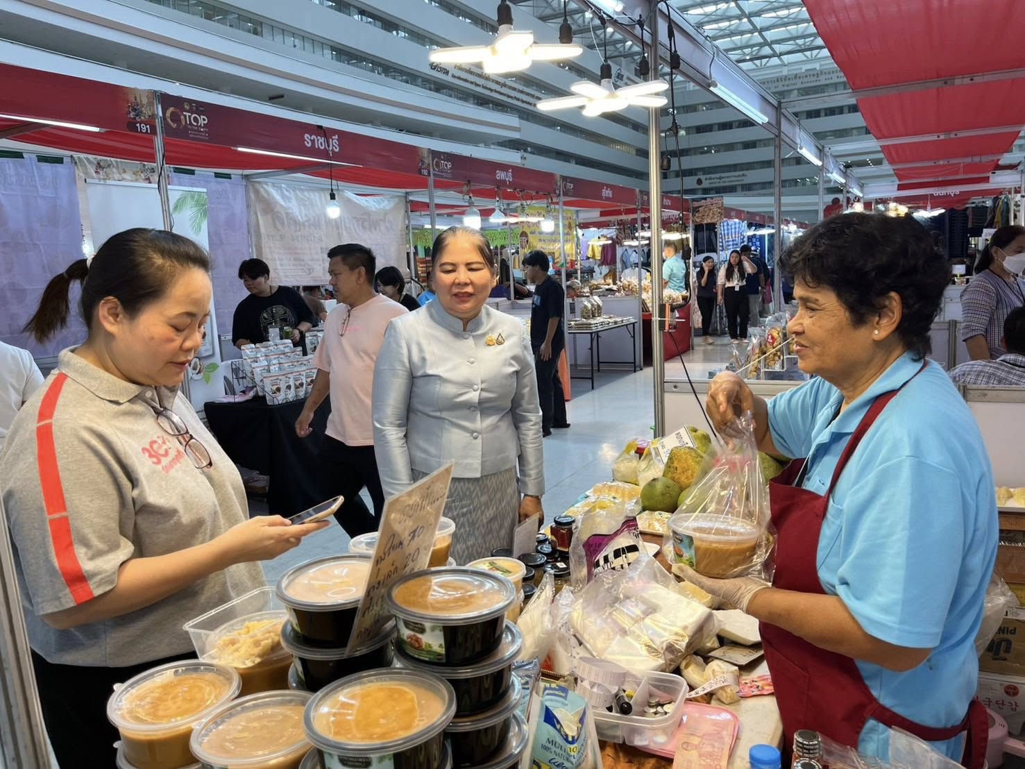 พช.สมุทรสงคราม ร่วมพิธีลงนามบันทึกข้อตกลงความร่วมมือพลิกโฉม OTOP ไทยสู่โลกออนไลน์ และ Modern Trade ระหว่างกรมการพัฒนาชุมชน กระทรวงมหาดไทย และหน่วยงานภาคี