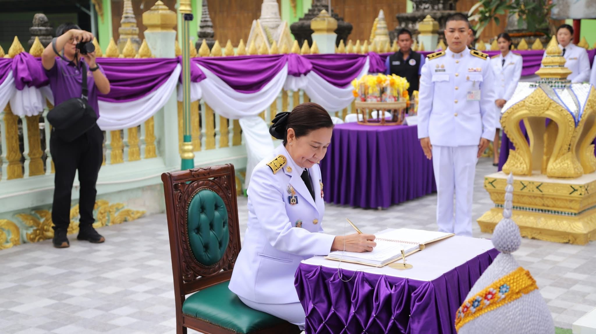 พช.สมุทรสงคราม ร่วมพิธีเจริญพระพุทธมนต์และพิธีทำบุญตักบาตรเฉลิมพระเกียรติสมเด็จพระกนิษฐาธิราชเจ้า กรมสมเด็จพระเทพรัตนราชสุดาฯ สยามบรมราชกุมารี เนื่องในวันคล้ายวันพระราชสมภพ 2 เมษายน