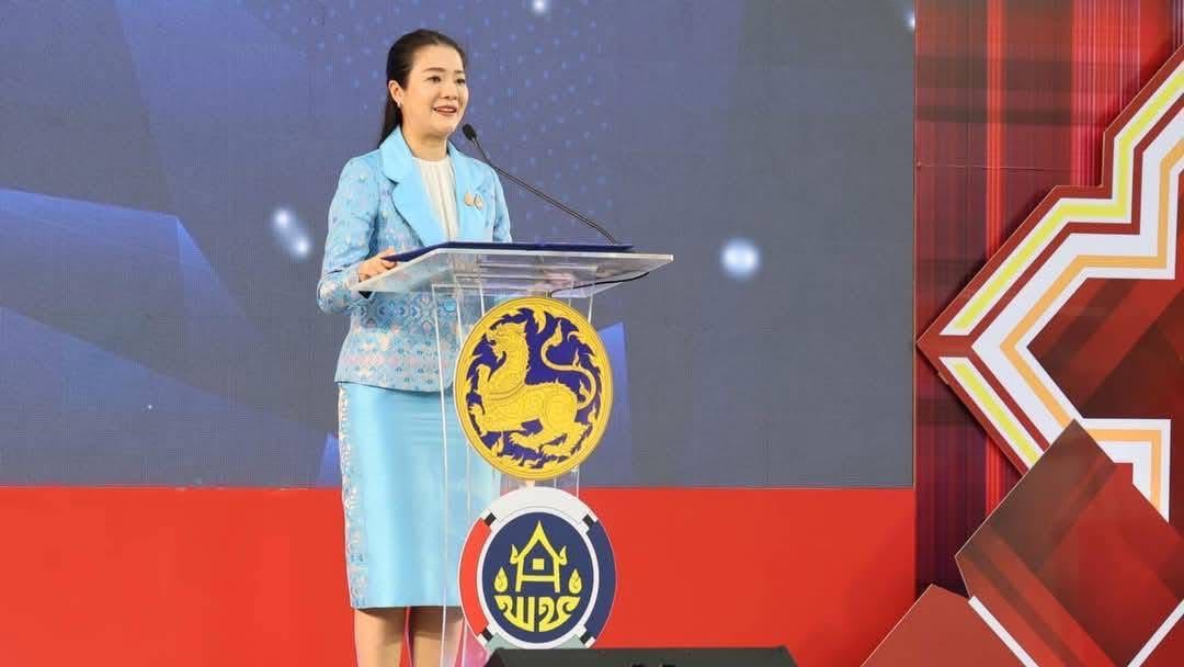 พช.สมุทรสงคราม ร่วมพิธีลงนามบันทึกข้อตกลงความร่วมมือพลิกโฉม OTOP ไทยสู่โลกออนไลน์ และ Modern Trade ระหว่างกรมการพัฒนาชุมชน กระทรวงมหาดไทย และหน่วยงานภาคี