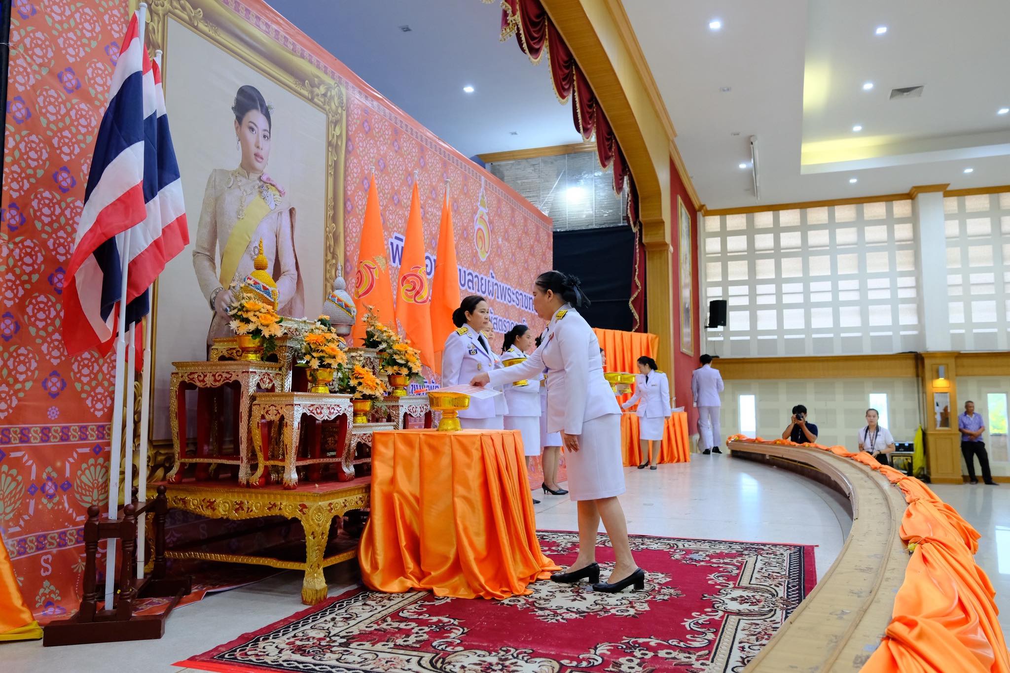 จังหวัดสมุทรสงคราม จัดพิธีมอบแบบลายผ้าพระราชทาน “ผ้าลายสิริราชพัสตราภรณ์”