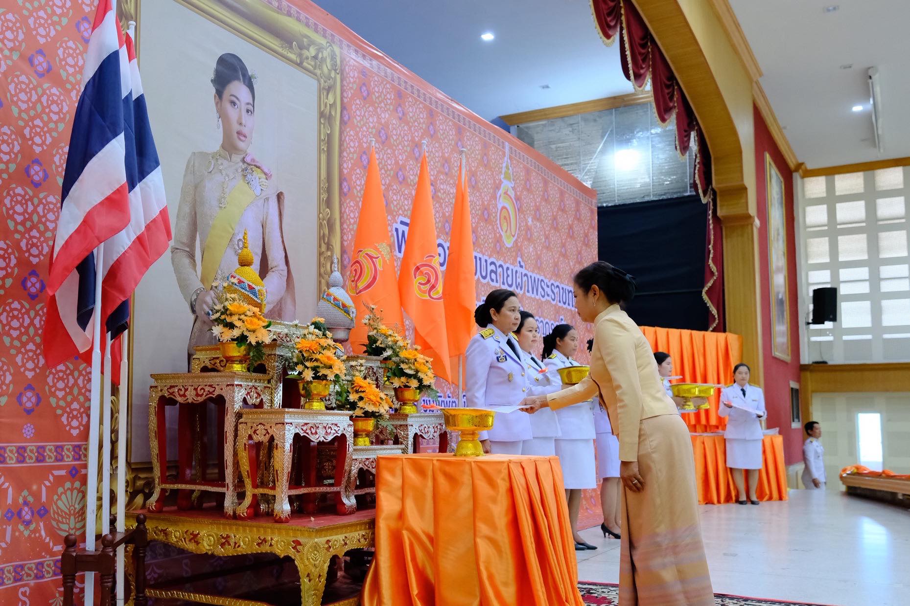 จังหวัดสมุทรสงคราม จัดพิธีมอบแบบลายผ้าพระราชทาน “ผ้าลายสิริราชพัสตราภรณ์”