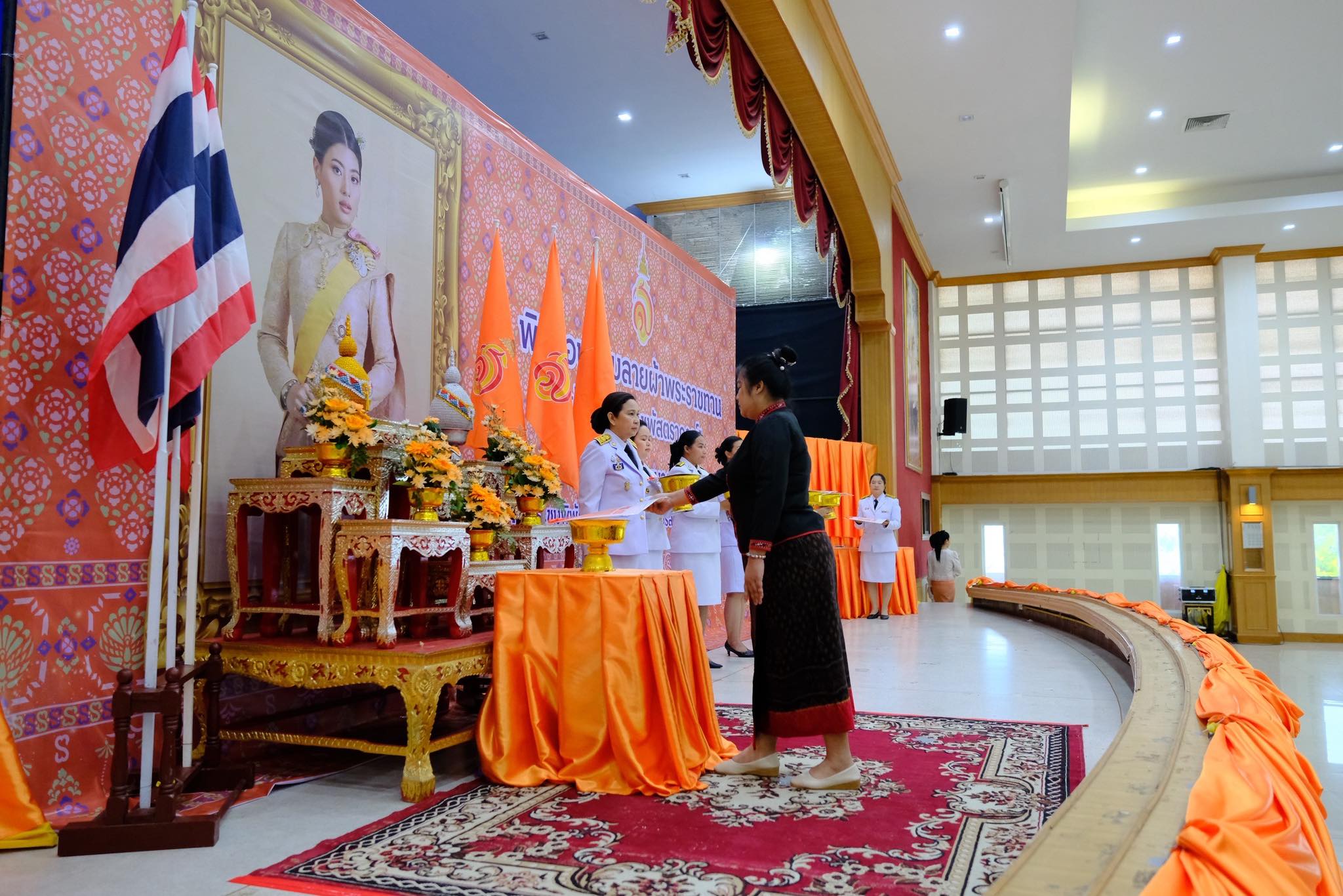 จังหวัดสมุทรสงคราม จัดพิธีมอบแบบลายผ้าพระราชทาน “ผ้าลายสิริราชพัสตราภรณ์”