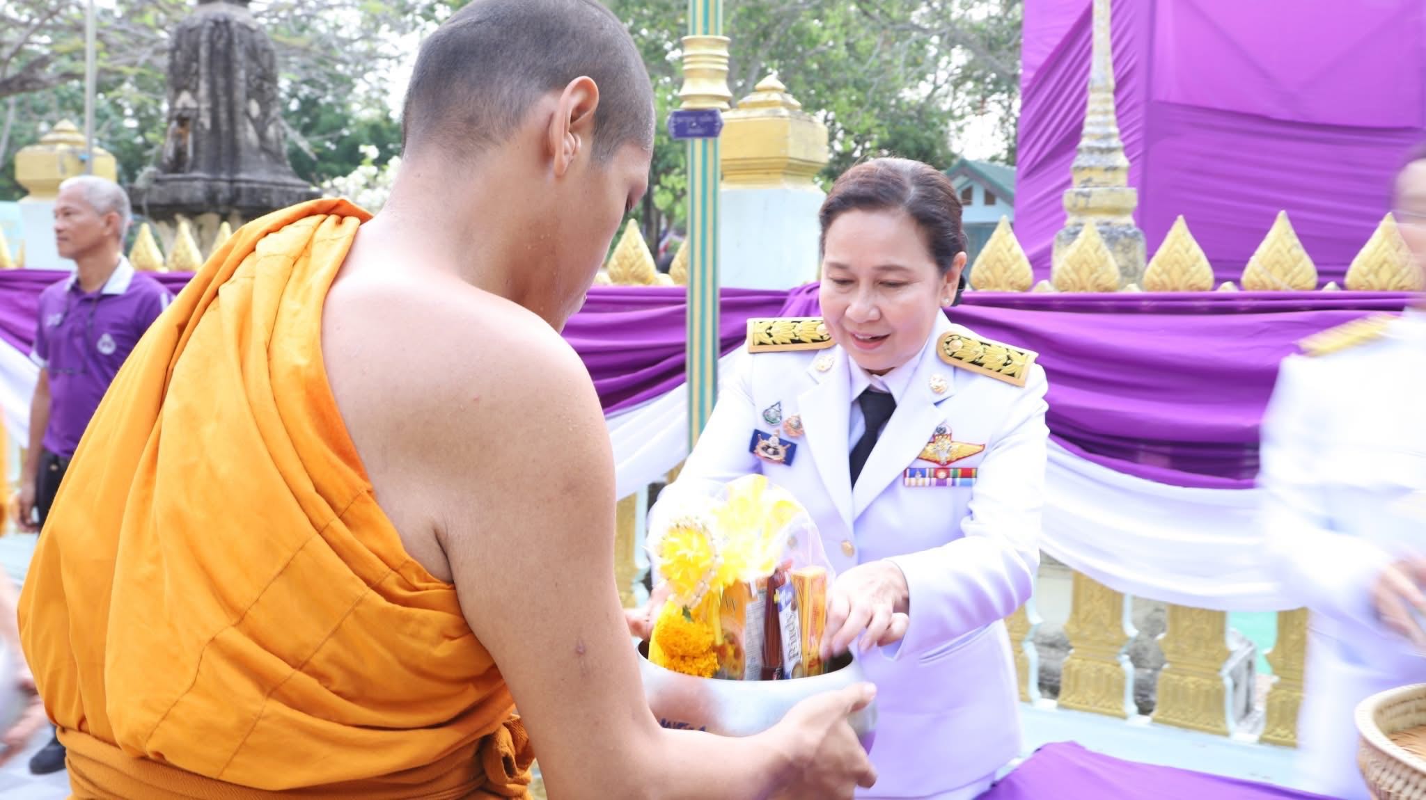 พช.สมุทรสงคราม ร่วมพิธีเจริญพระพุทธมนต์และพิธีทำบุญตักบาตรเฉลิมพระเกียรติสมเด็จพระกนิษฐาธิราชเจ้า กรมสมเด็จพระเทพรัตนราชสุดาฯ สยามบรมราชกุมารี เนื่องในวันคล้ายวันพระราชสมภพ 2 เมษายน