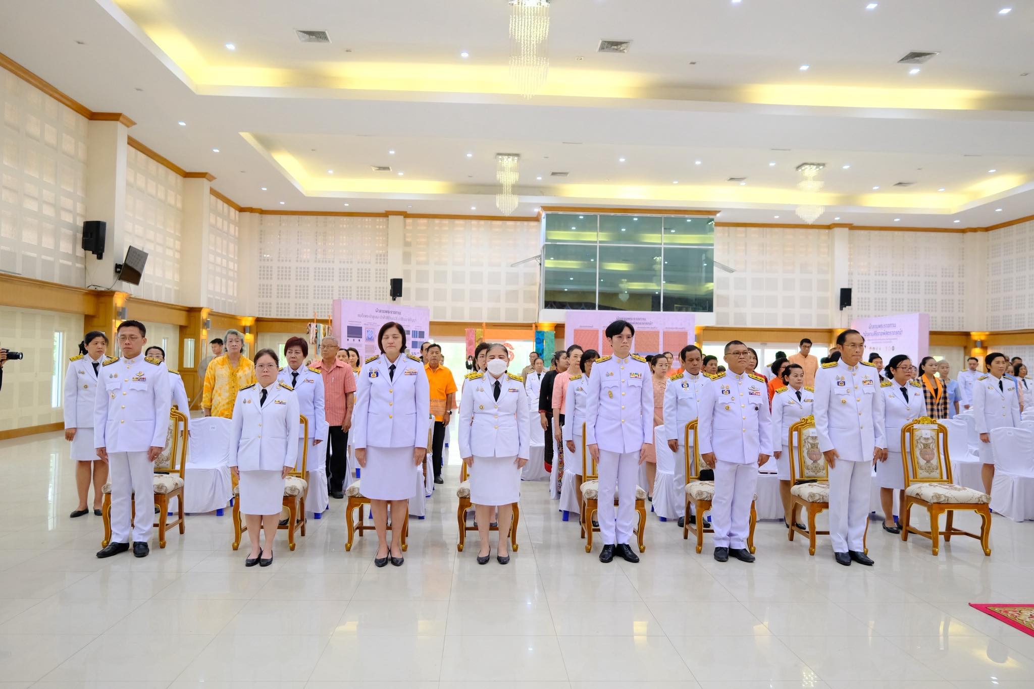 จังหวัดสมุทรสงคราม จัดพิธีมอบแบบลายผ้าพระราชทาน “ผ้าลายสิริราชพัสตราภรณ์”