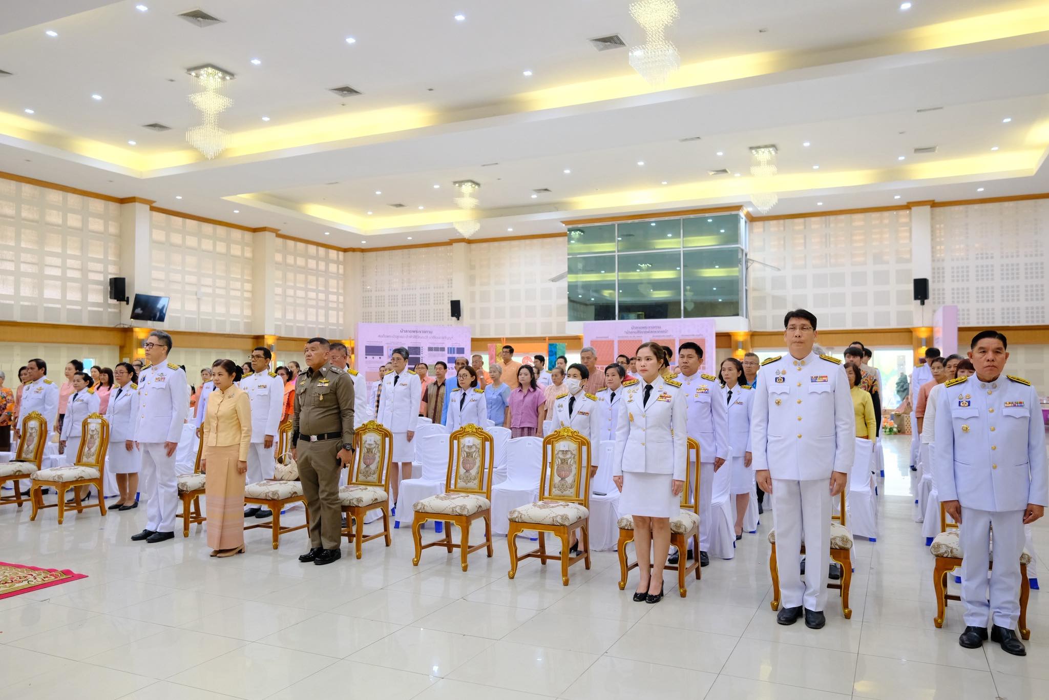 จังหวัดสมุทรสงคราม จัดพิธีมอบแบบลายผ้าพระราชทาน “ผ้าลายสิริราชพัสตราภรณ์”