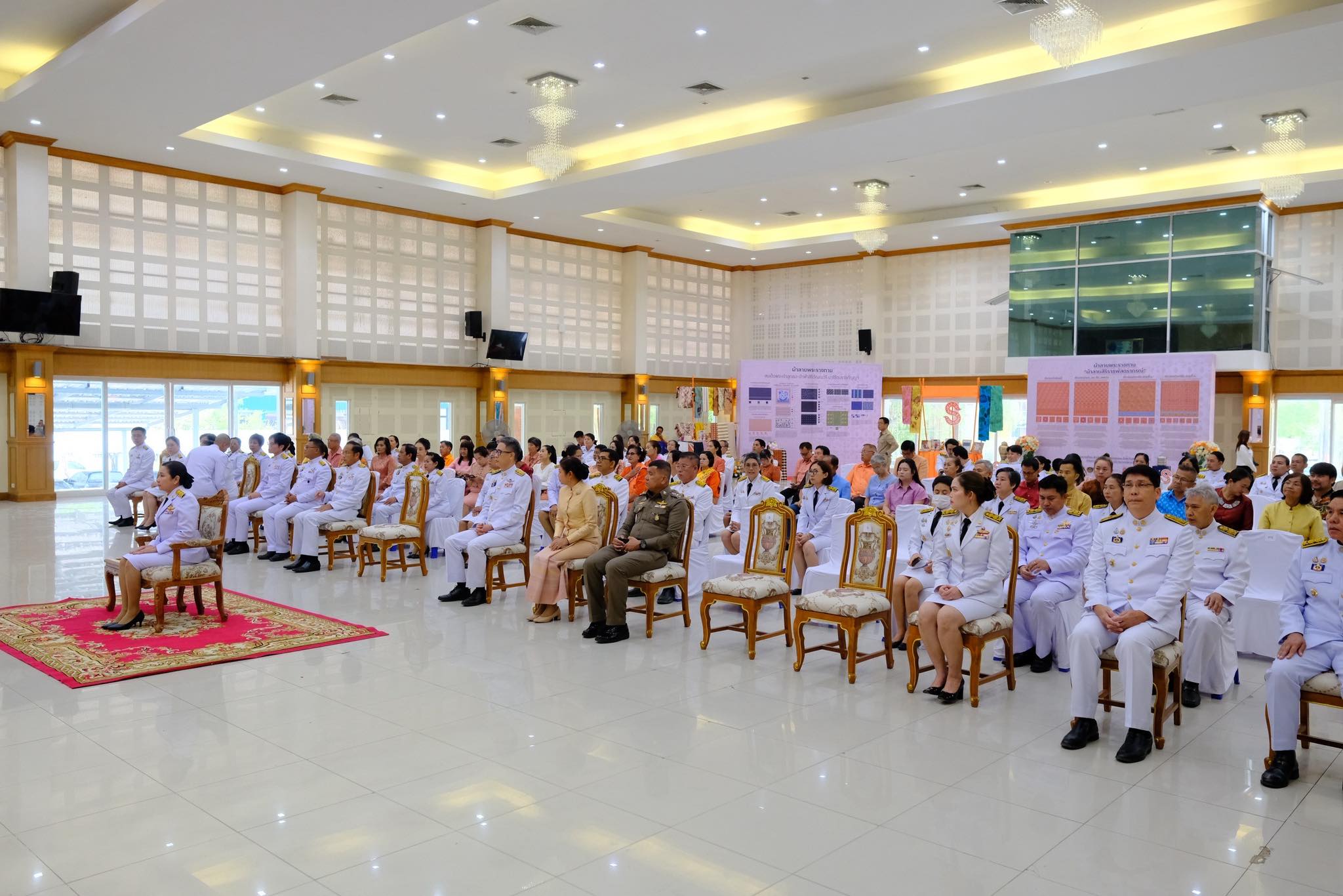 จังหวัดสมุทรสงคราม จัดพิธีมอบแบบลายผ้าพระราชทาน “ผ้าลายสิริราชพัสตราภรณ์”