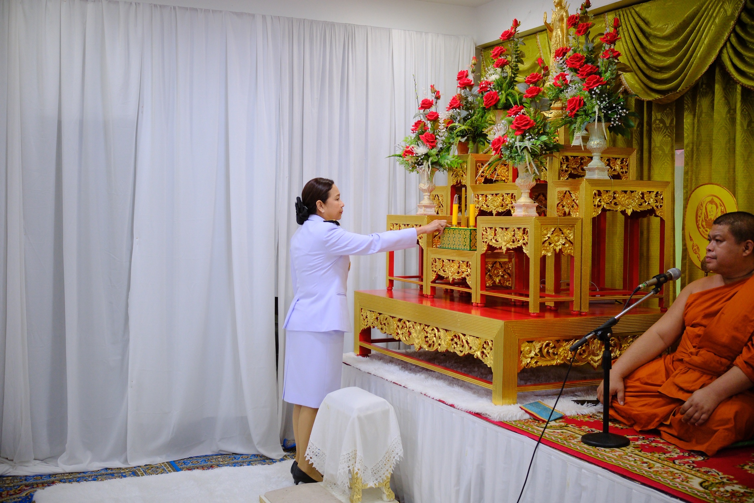 พช.สมุทรสงคราม ร่วมพิธีเจริญพระพุทธมนต์และพิธีทำบุญตักบาตรเฉลิมพระเกียรติสมเด็จพระเจ้าลูกยาเธอ เจ้าฟ้าทีปังกรรัศมีโชติ มหาวชิโรตตมางกูร สิริวิบูลยราชกุมาร เนื่องในโอกาสวันคล้ายวันประสูติ 29 เมษายน