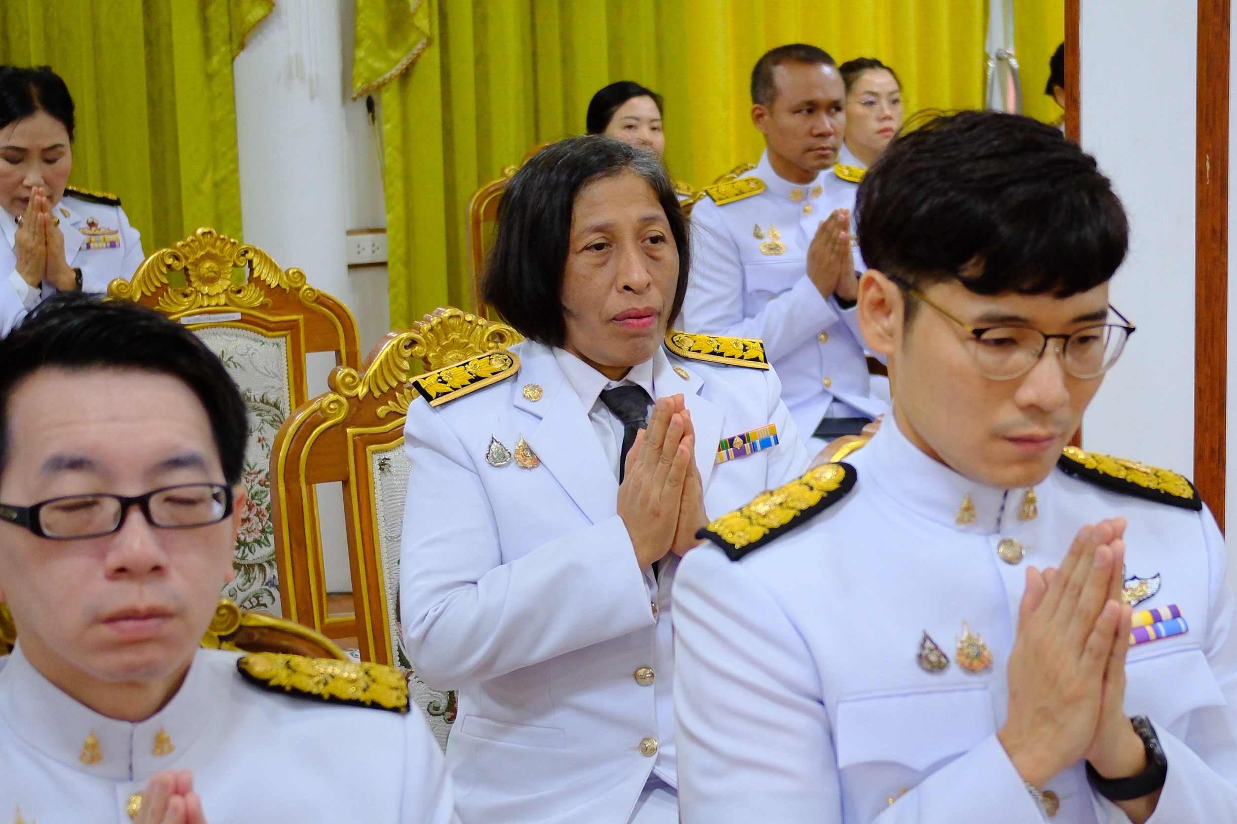 พช.สมุทรสงคราม ร่วมพิธีเจริญพระพุทธมนต์และพิธีทำบุญตักบาตรเฉลิมพระเกียรติสมเด็จพระเจ้าลูกยาเธอ เจ้าฟ้าทีปังกรรัศมีโชติ มหาวชิโรตตมางกูร สิริวิบูลยราชกุมาร เนื่องในโอกาสวันคล้ายวันประสูติ 29 เมษายน