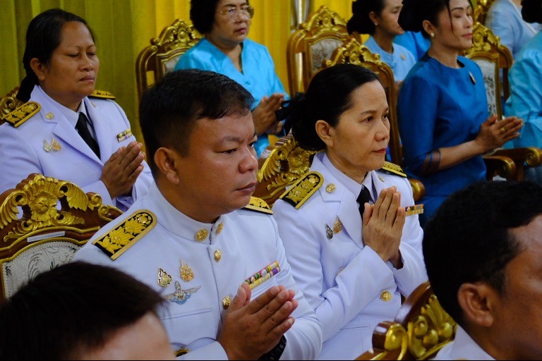 พช.สมุทรสงคราม ร่วมพิธีเจริญพระพุทธมนต์และพิธีทำบุญตักบาตรเฉลิมพระเกียรติสมเด็จพระเจ้าลูกยาเธอ เจ้าฟ้าทีปังกรรัศมีโชติ มหาวชิโรตตมางกูร สิริวิบูลยราชกุมาร เนื่องในโอกาสวันคล้ายวันประสูติ 29 เมษายน