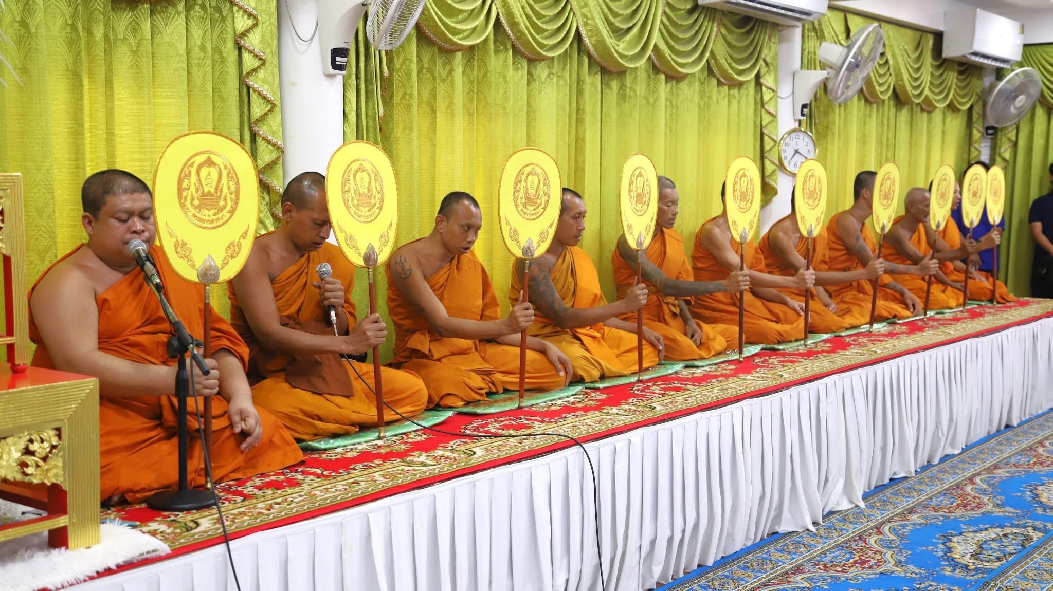 พช.สมุทรสงคราม ร่วมพิธีเจริญพระพุทธมนต์และพิธีทำบุญตักบาตรเฉลิมพระเกียรติสมเด็จพระเจ้าลูกยาเธอ เจ้าฟ้าทีปังกรรัศมีโชติ มหาวชิโรตตมางกูร สิริวิบูลยราชกุมาร เนื่องในโอกาสวันคล้ายวันประสูติ 29 เมษายน