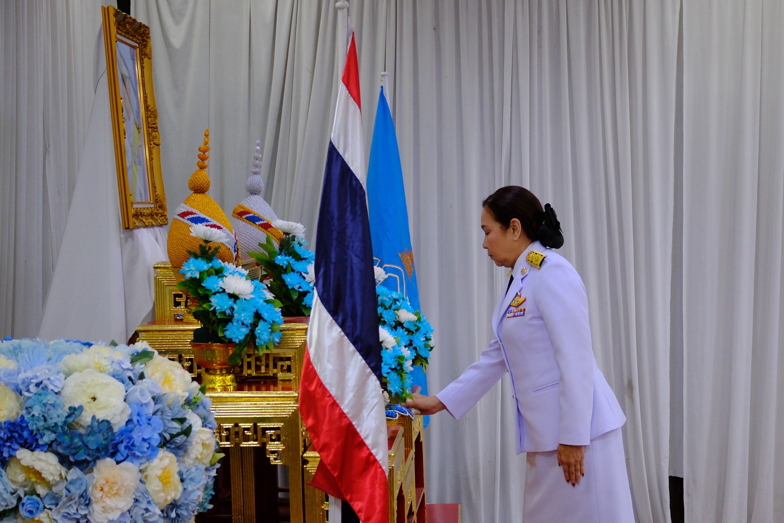 พช.สมุทรสงคราม ร่วมพิธีเจริญพระพุทธมนต์และพิธีทำบุญตักบาตรเฉลิมพระเกียรติสมเด็จพระเจ้าลูกยาเธอ เจ้าฟ้าทีปังกรรัศมีโชติ มหาวชิโรตตมางกูร สิริวิบูลยราชกุมาร เนื่องในโอกาสวันคล้ายวันประสูติ 29 เมษายน