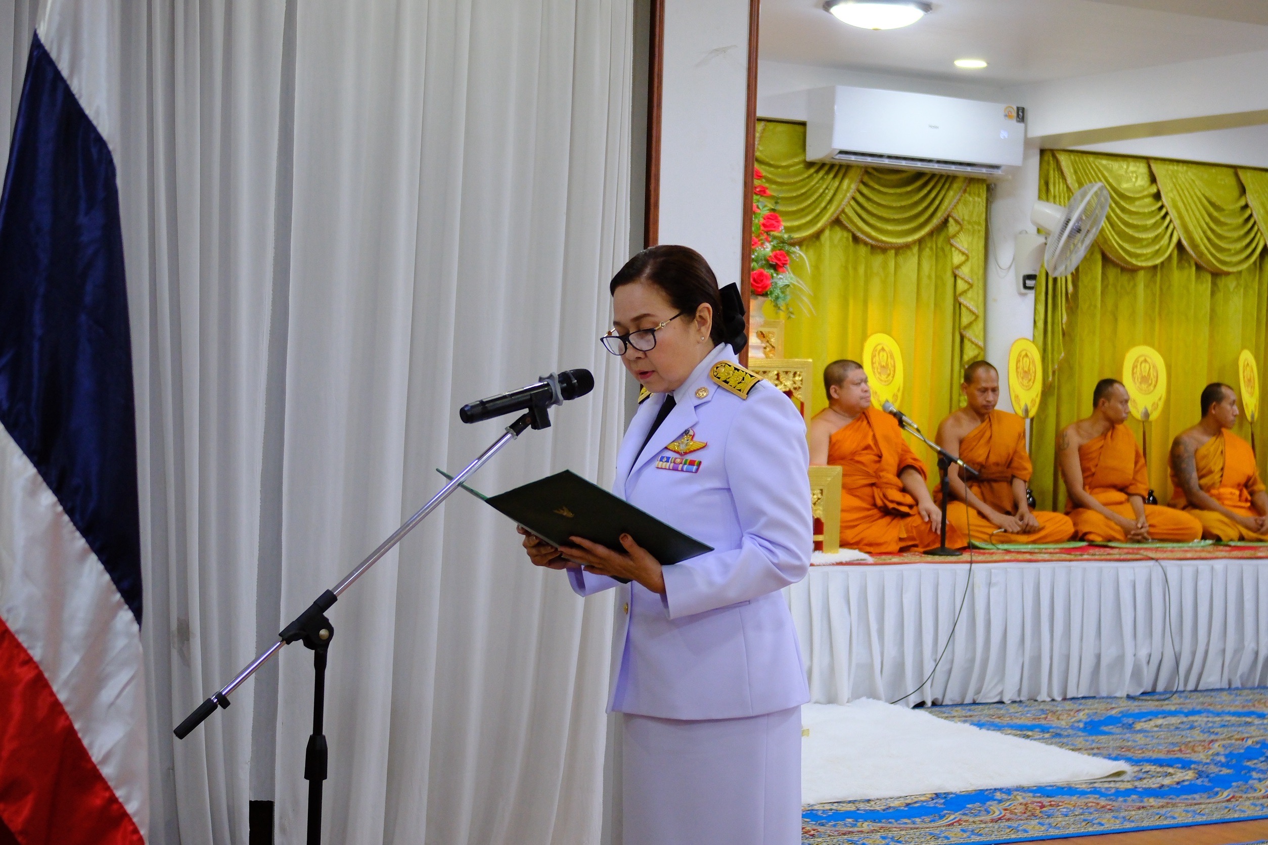 พช.สมุทรสงคราม ร่วมพิธีเจริญพระพุทธมนต์และพิธีทำบุญตักบาตรเฉลิมพระเกียรติสมเด็จพระเจ้าลูกยาเธอ เจ้าฟ้าทีปังกรรัศมีโชติ มหาวชิโรตตมางกูร สิริวิบูลยราชกุมาร เนื่องในโอกาสวันคล้ายวันประสูติ 29 เมษายน