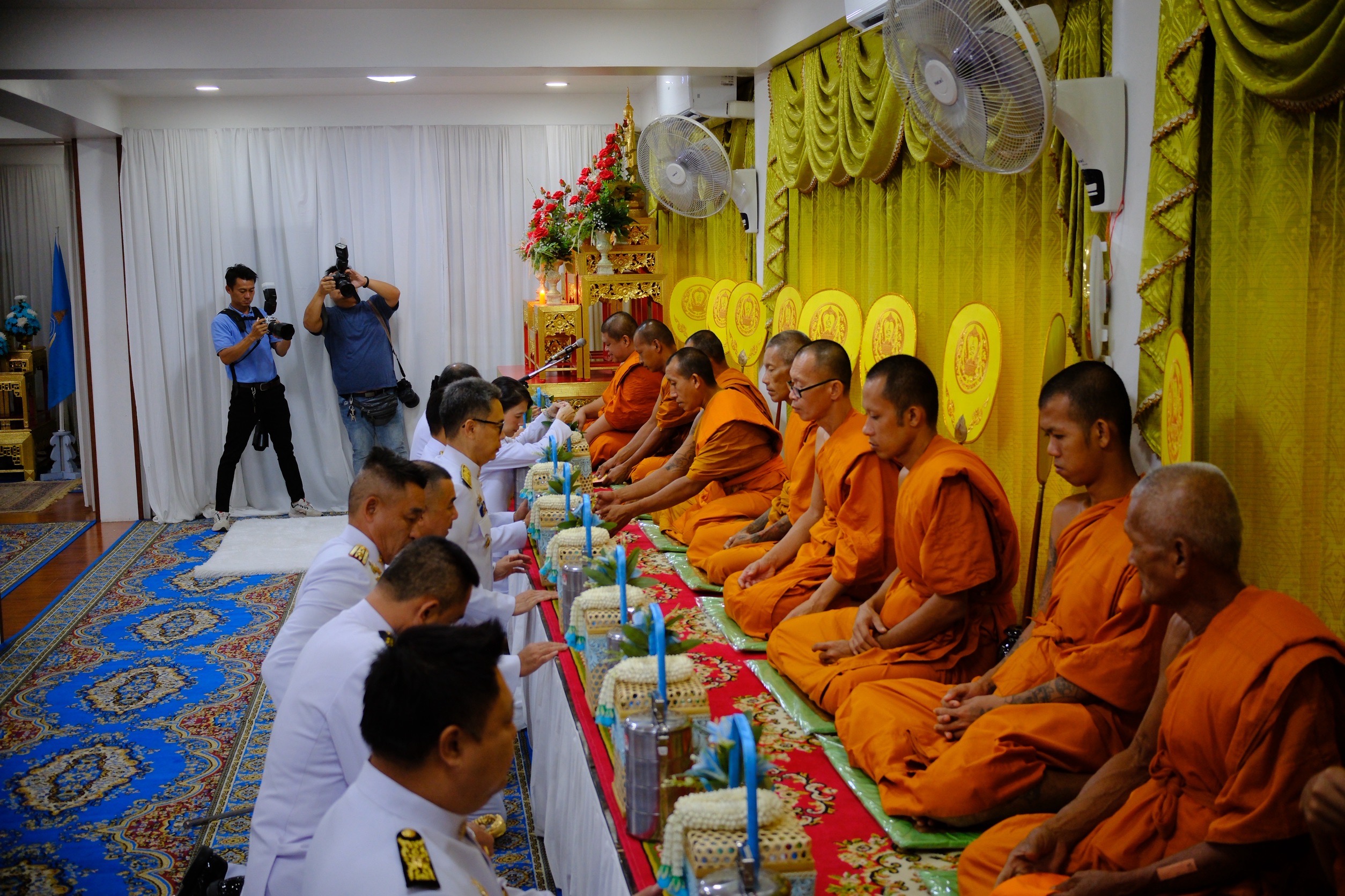 พช.สมุทรสงคราม ร่วมพิธีเจริญพระพุทธมนต์และพิธีทำบุญตักบาตรเฉลิมพระเกียรติสมเด็จพระเจ้าลูกยาเธอ เจ้าฟ้าทีปังกรรัศมีโชติ มหาวชิโรตตมางกูร สิริวิบูลยราชกุมาร เนื่องในโอกาสวันคล้ายวันประสูติ 29 เมษายน