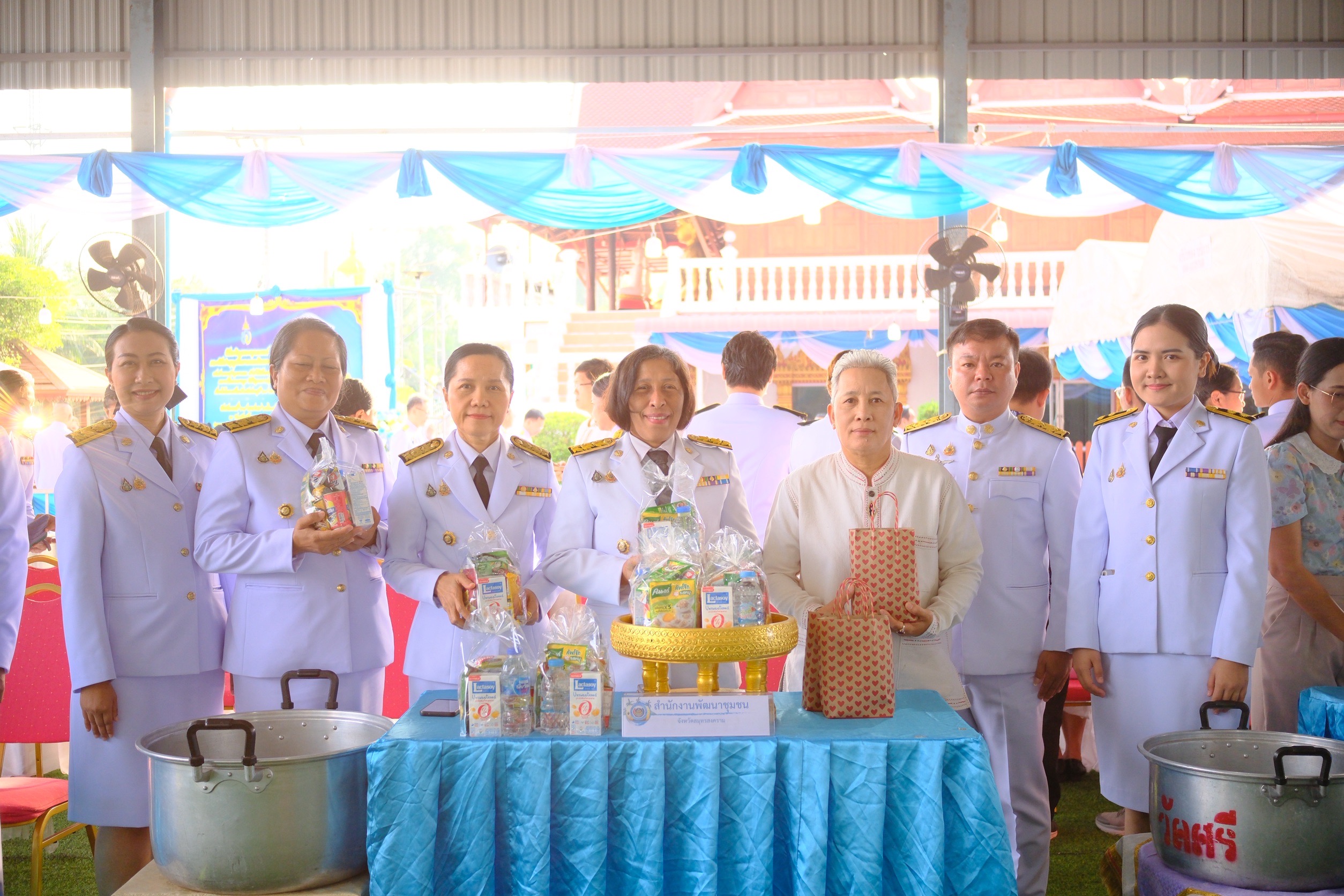 พช.สมุทรสงคราม ร่วมพิธีเจริญพระพุทธมนต์และพิธีทำบุญตักบาตรเฉลิมพระเกียรติสมเด็จพระเจ้าลูกยาเธอ เจ้าฟ้าทีปังกรรัศมีโชติ มหาวชิโรตตมางกูร สิริวิบูลยราชกุมาร เนื่องในโอกาสวันคล้ายวันประสูติ 29 เมษายน