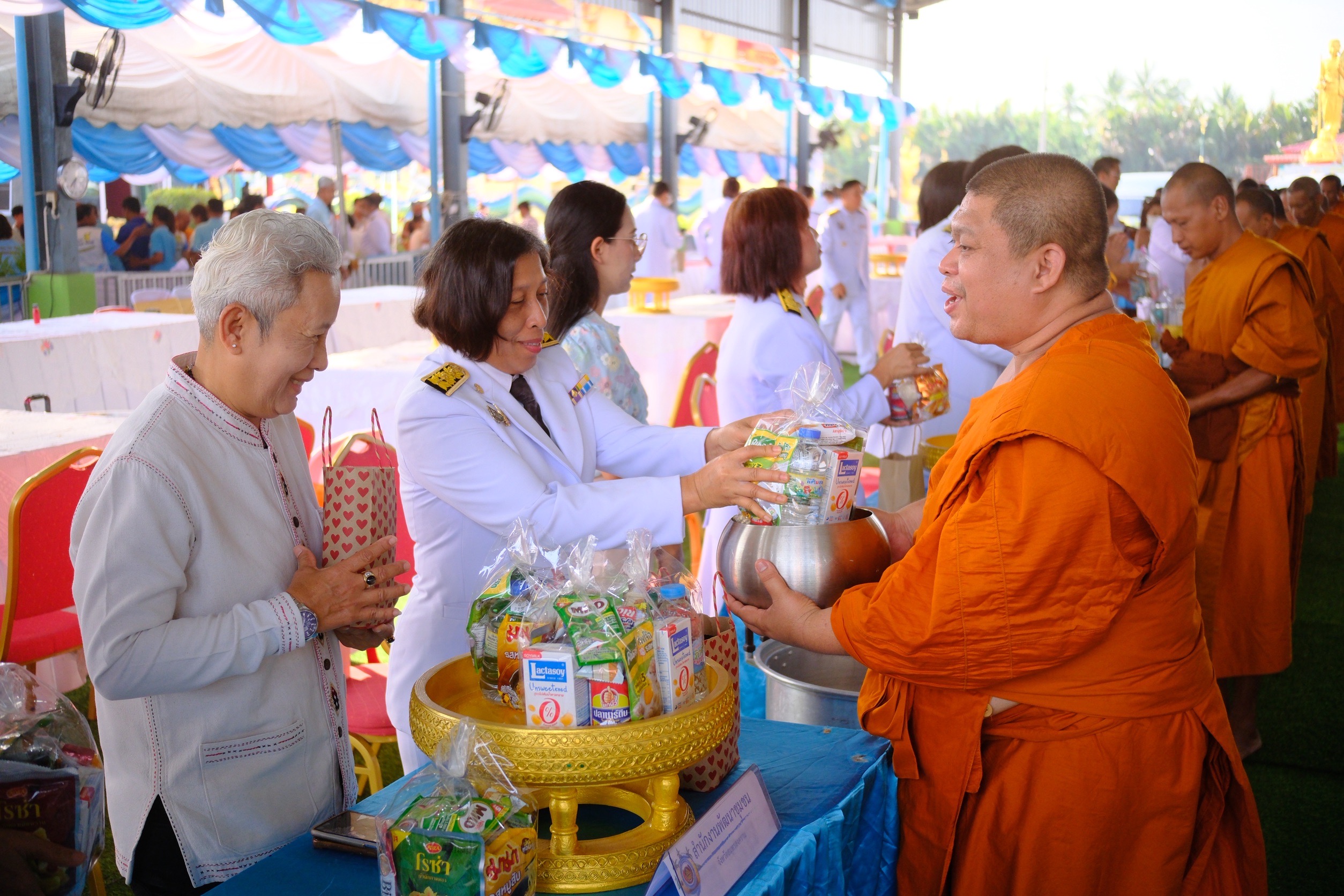 พช.สมุทรสงคราม ร่วมพิธีเจริญพระพุทธมนต์และพิธีทำบุญตักบาตรเฉลิมพระเกียรติสมเด็จพระเจ้าลูกยาเธอ เจ้าฟ้าทีปังกรรัศมีโชติ มหาวชิโรตตมางกูร สิริวิบูลยราชกุมาร เนื่องในโอกาสวันคล้ายวันประสูติ 29 เมษายน