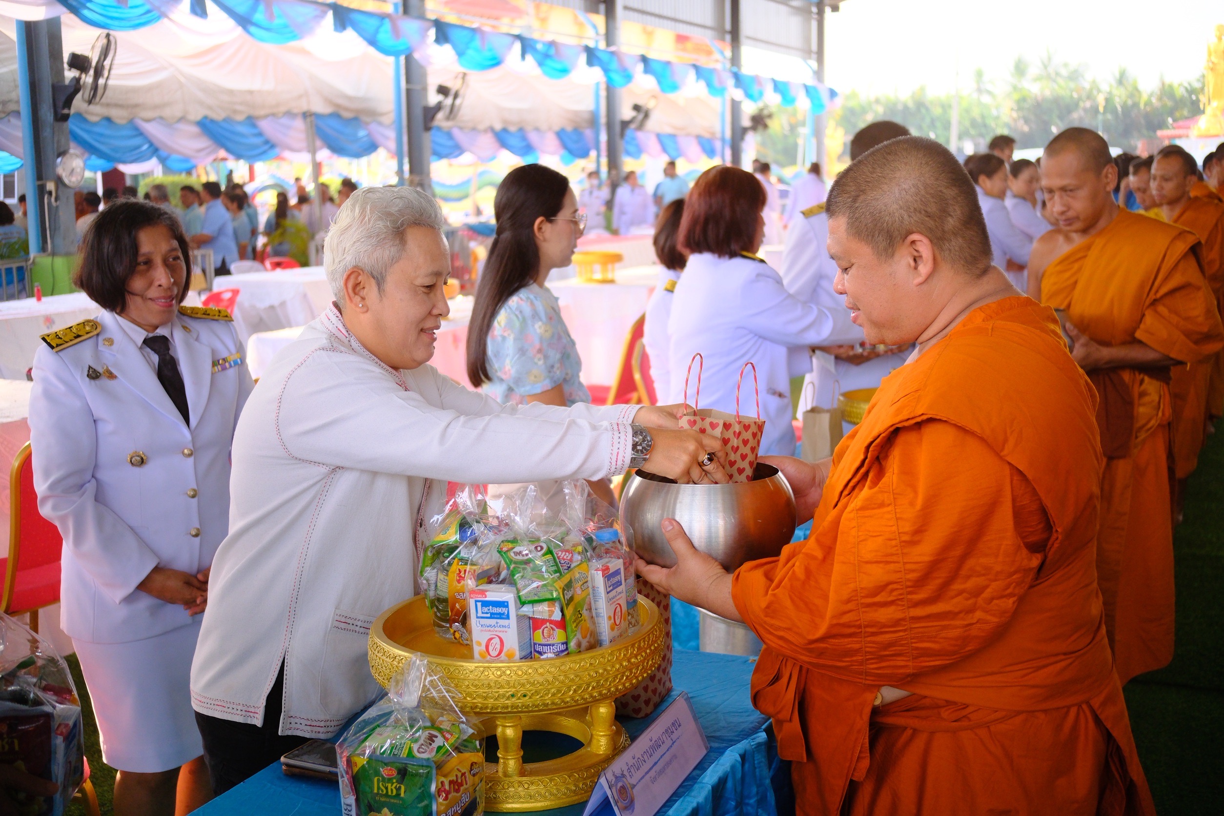 พช.สมุทรสงคราม ร่วมพิธีเจริญพระพุทธมนต์และพิธีทำบุญตักบาตรเฉลิมพระเกียรติสมเด็จพระเจ้าลูกยาเธอ เจ้าฟ้าทีปังกรรัศมีโชติ มหาวชิโรตตมางกูร สิริวิบูลยราชกุมาร เนื่องในโอกาสวันคล้ายวันประสูติ 29 เมษายน