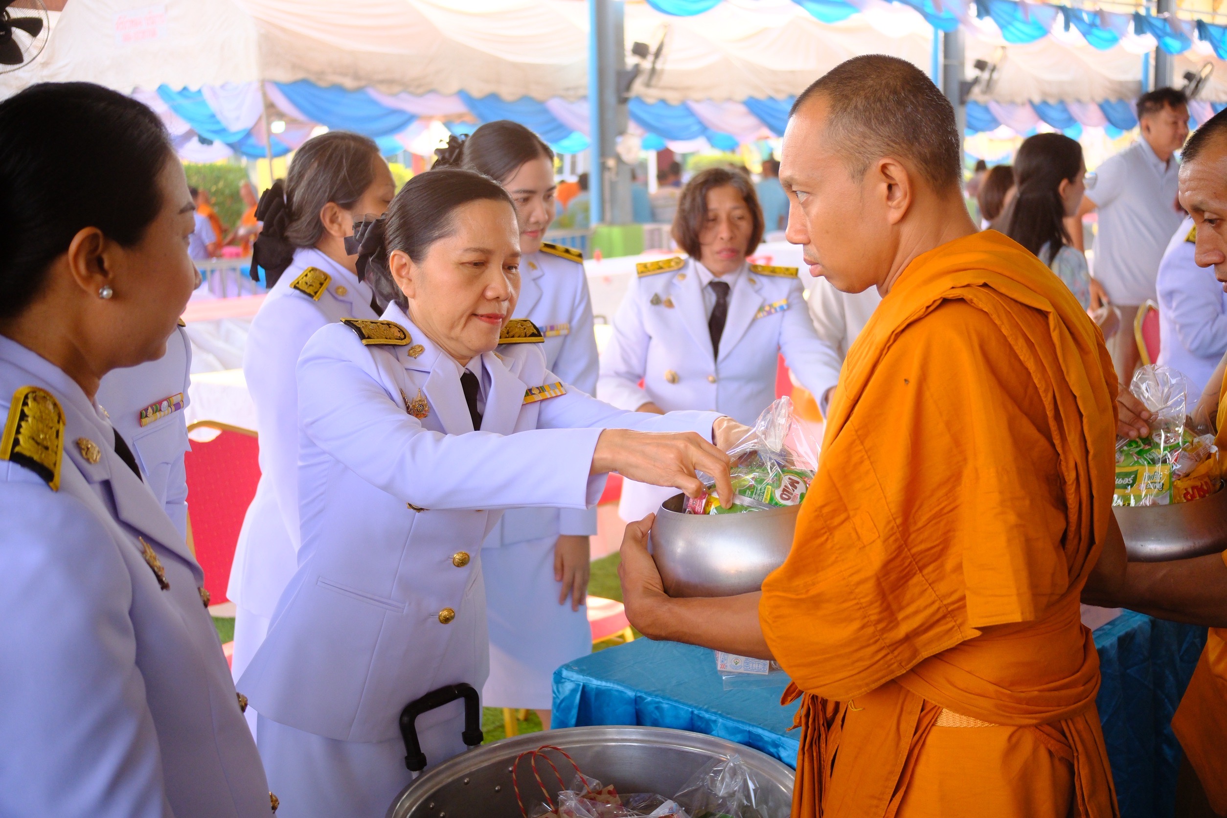 พช.สมุทรสงคราม ร่วมพิธีเจริญพระพุทธมนต์และพิธีทำบุญตักบาตรเฉลิมพระเกียรติสมเด็จพระเจ้าลูกยาเธอ เจ้าฟ้าทีปังกรรัศมีโชติ มหาวชิโรตตมางกูร สิริวิบูลยราชกุมาร เนื่องในโอกาสวันคล้ายวันประสูติ 29 เมษายน