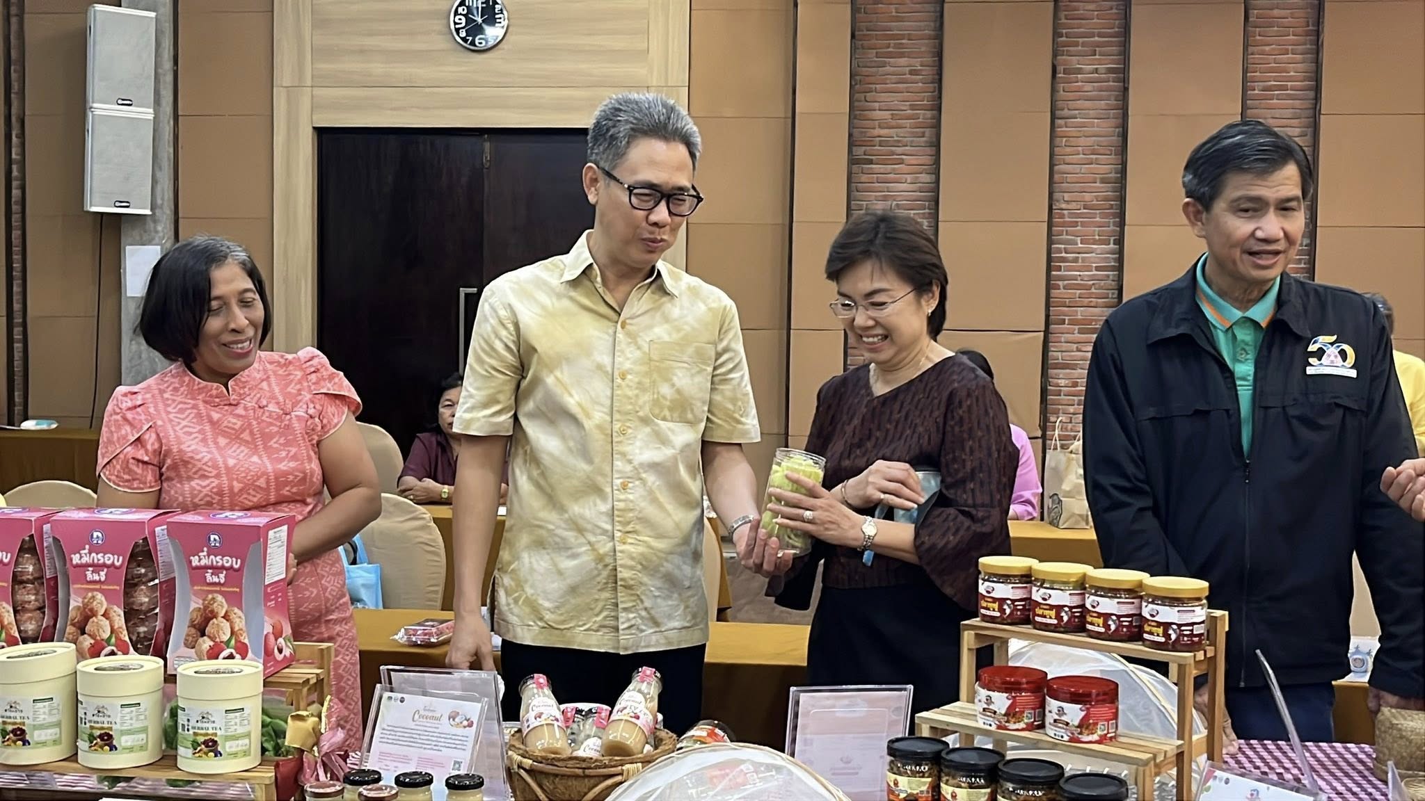 พช.สมุทรสงคราม จัดโครงการส่งเสริกระบวนการเครือข่ายองค์ความรู้ (Khowledg – Based OTOP : KBO) กิจกรรมที่ 2 พัฒนาผลิตภัณฑ์ โดย เครือข่ายองค์ความรู้ KBO จังหวัด การตรวจสอบความถูกต้องของฉลากบรรจุภัณฑ์และเวทีนำเสนอผลการพัฒนาผลิตภัณฑ์ที่มีความโดดเด่นและมีนวัตกรรม