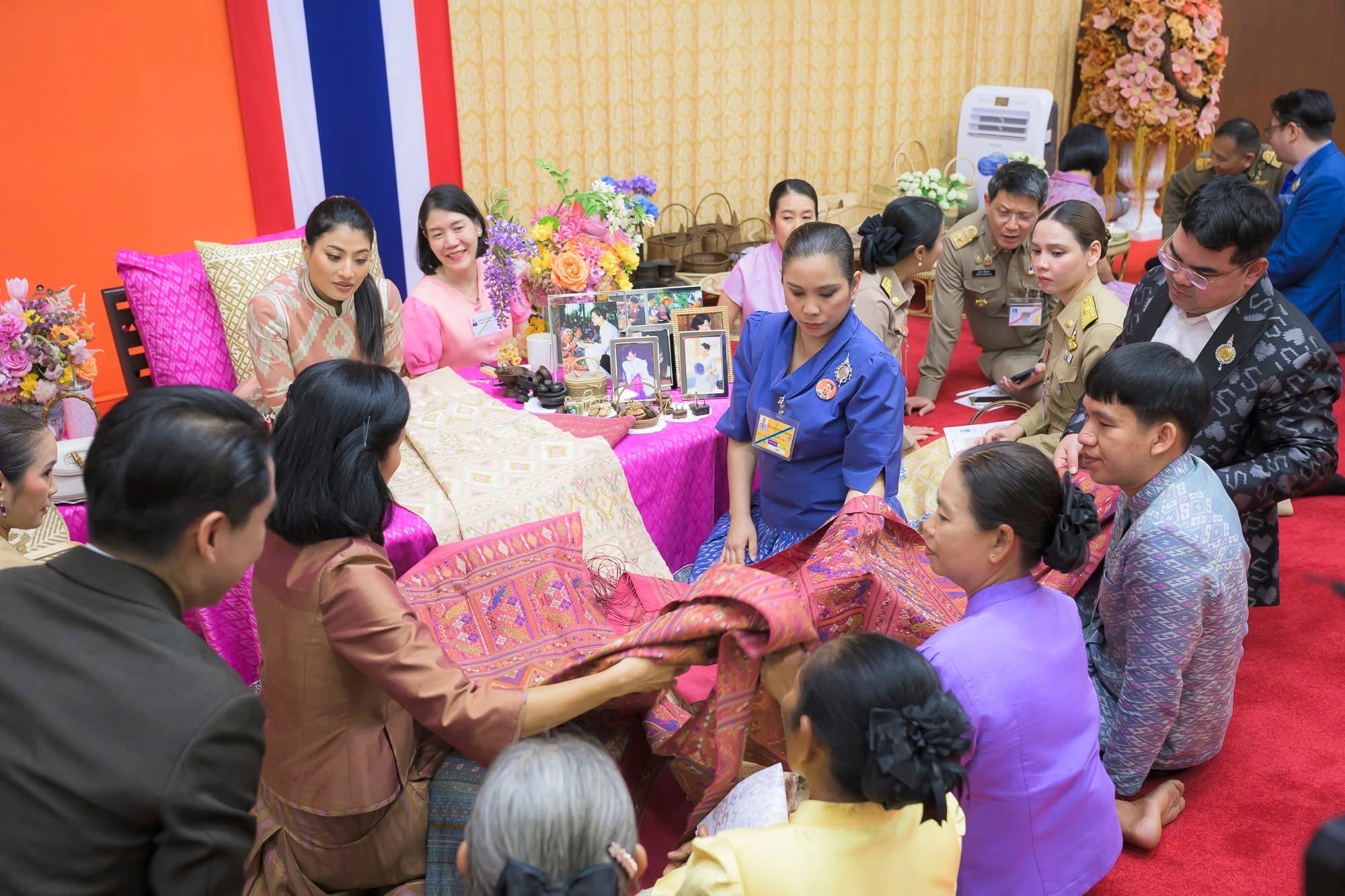 จังหวัดสมุทรสงคราม ร่วมเฝ้ารับเสด็จ สมเด็จพระเจ้าลูกเธอ เจ้าฟ้าสิริวัณณวรี นารีรัตนราชกัญญา เสด็จไปทอดพระเนตรนิทรรศการ และการจัดแสดงผลงานภูมิปัญญาผ้าไทย และงานหัตถกรรมชุมชน ภาคกลาง