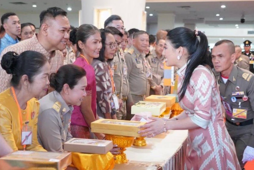 จังหวัดสมุทรสงคราม ร่วมเฝ้ารับเสด็จ สมเด็จพระเจ้าลูกเธอ เจ้าฟ้าสิริวัณณวรี นารีรัตนราชกัญญา เสด็จไปทอดพระเนตรนิทรรศการ และการจัดแสดงผลงานภูมิปัญญาผ้าไทย และงานหัตถกรรมชุมชน ภาคกลาง