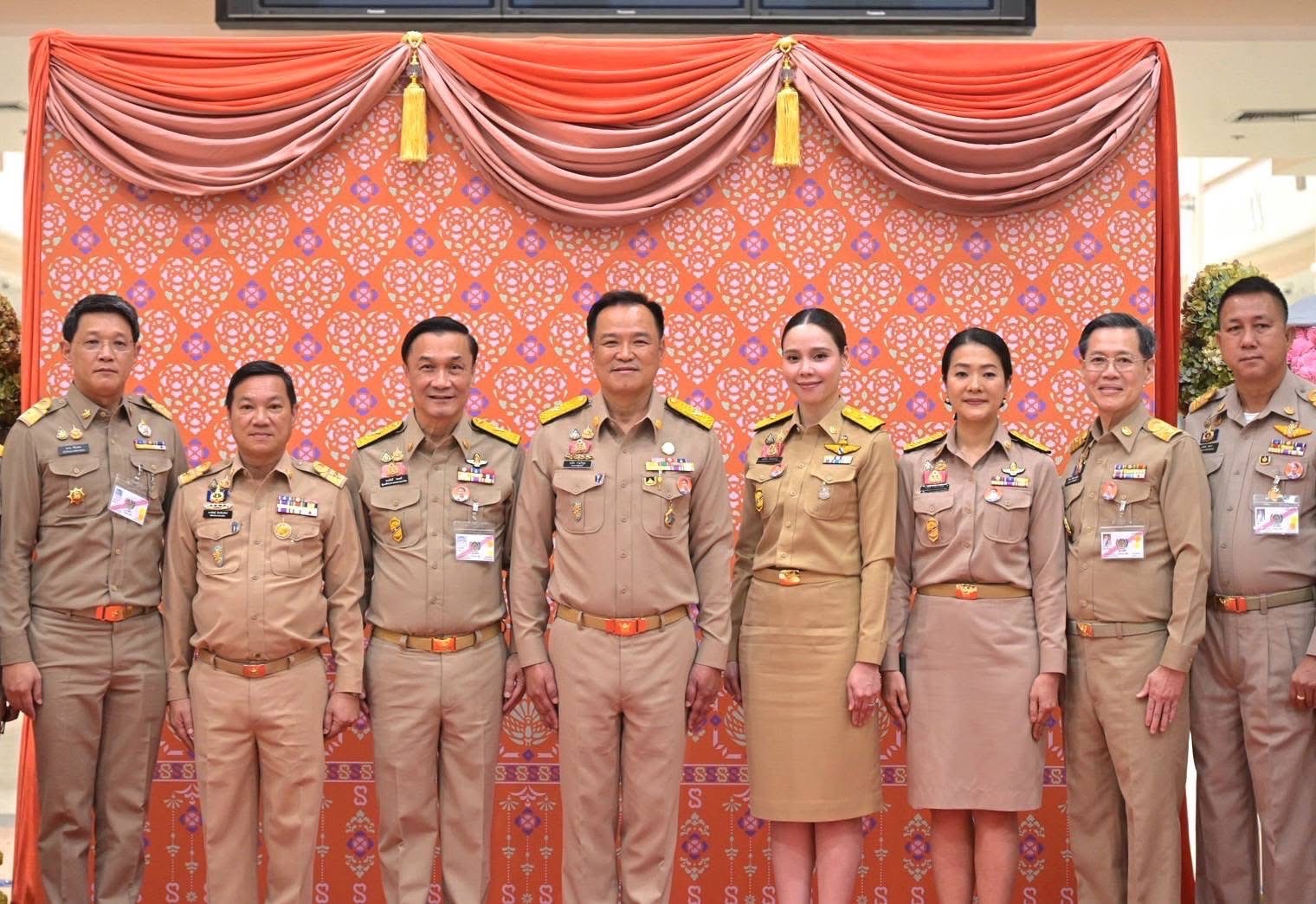 จังหวัดสมุทรสงคราม ร่วมเฝ้ารับเสด็จ สมเด็จพระเจ้าลูกเธอ เจ้าฟ้าสิริวัณณวรี นารีรัตนราชกัญญา เสด็จไปทอดพระเนตรนิทรรศการ และการจัดแสดงผลงานภูมิปัญญาผ้าไทย และงานหัตถกรรมชุมชน ภาคกลาง